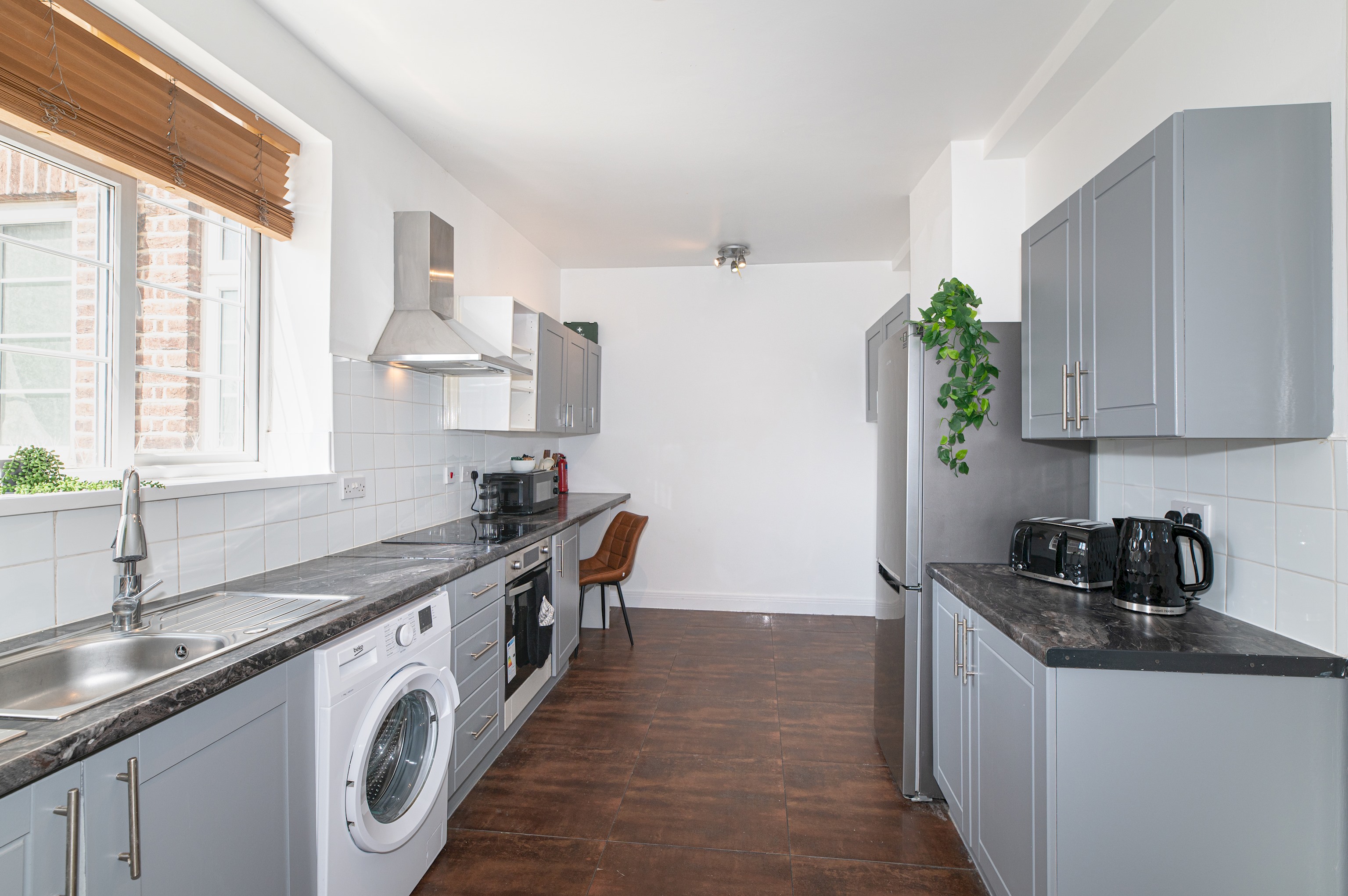 Spacious & Stylish 4-Bed Flat in Golders Green - Pass the Keys in Flat 12, Windsor Court, Golder's Green, NW11 9PR - Property image 36 - VivreStays