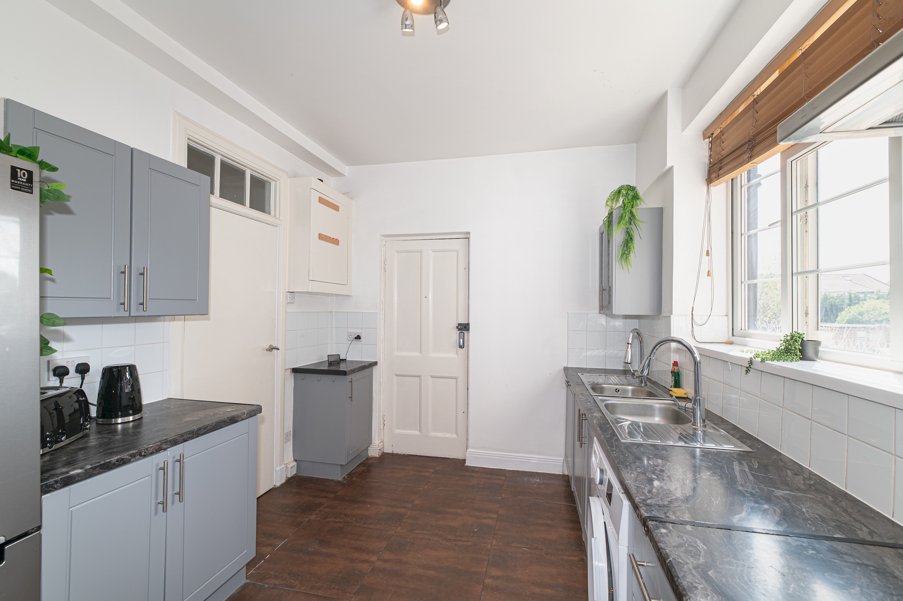 Spacious & Stylish 4-Bed Flat in Golders Green - Pass the Keys in Flat 12, Windsor Court, Golder's Green, NW11 9PR - Property image 37 - VivreStays