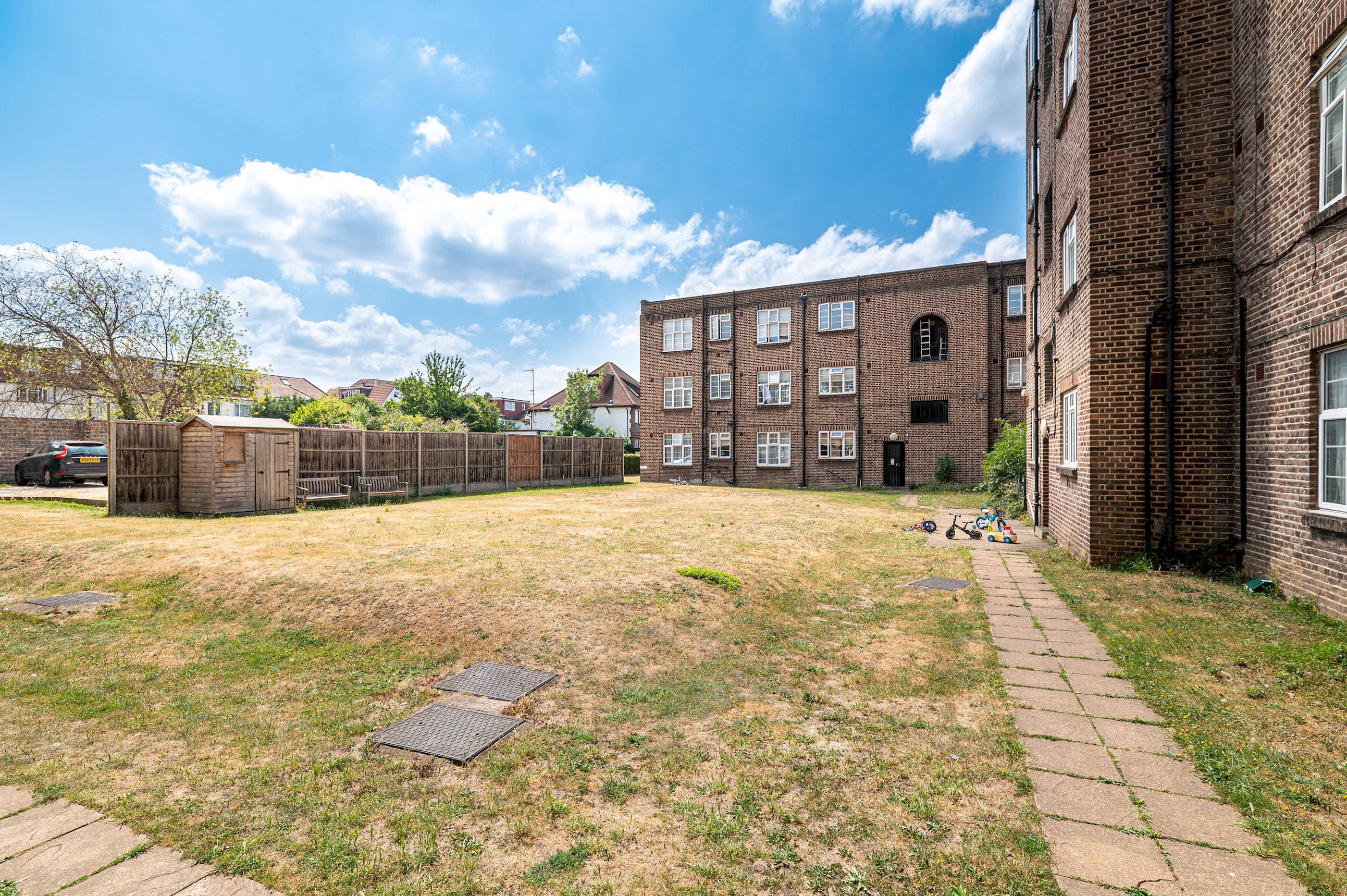 Spacious & Stylish 4-Bed Flat in Golders Green - Pass the Keys in Flat 12, Windsor Court, Golder's Green, NW11 9PR - Property image 38 - VivreStays