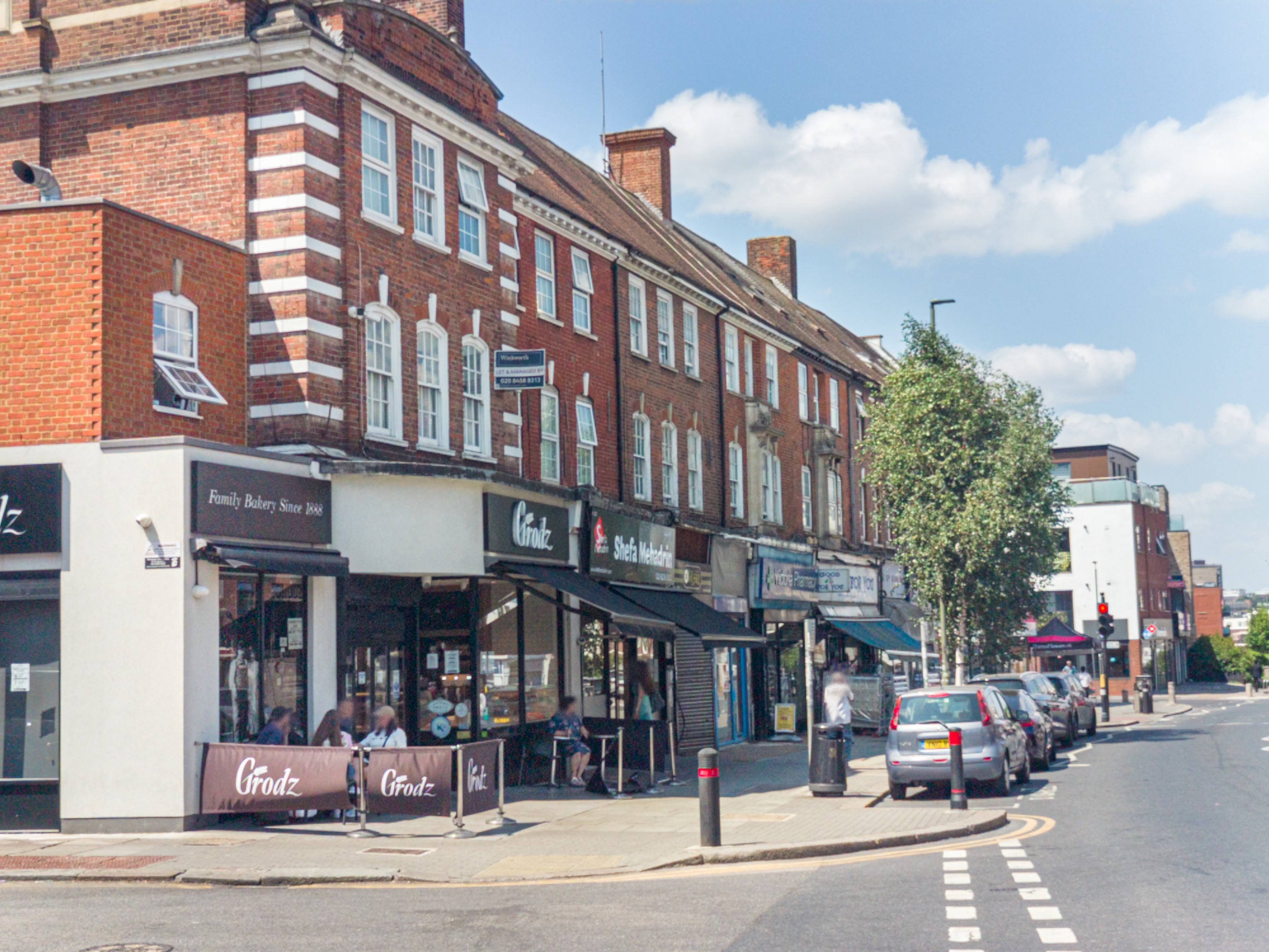 Spacious & Stylish 4-Bed Flat in Golders Green - Pass the Keys in Flat 12, Windsor Court, Golder's Green, NW11 9PR - Property image 41 - VivreStays