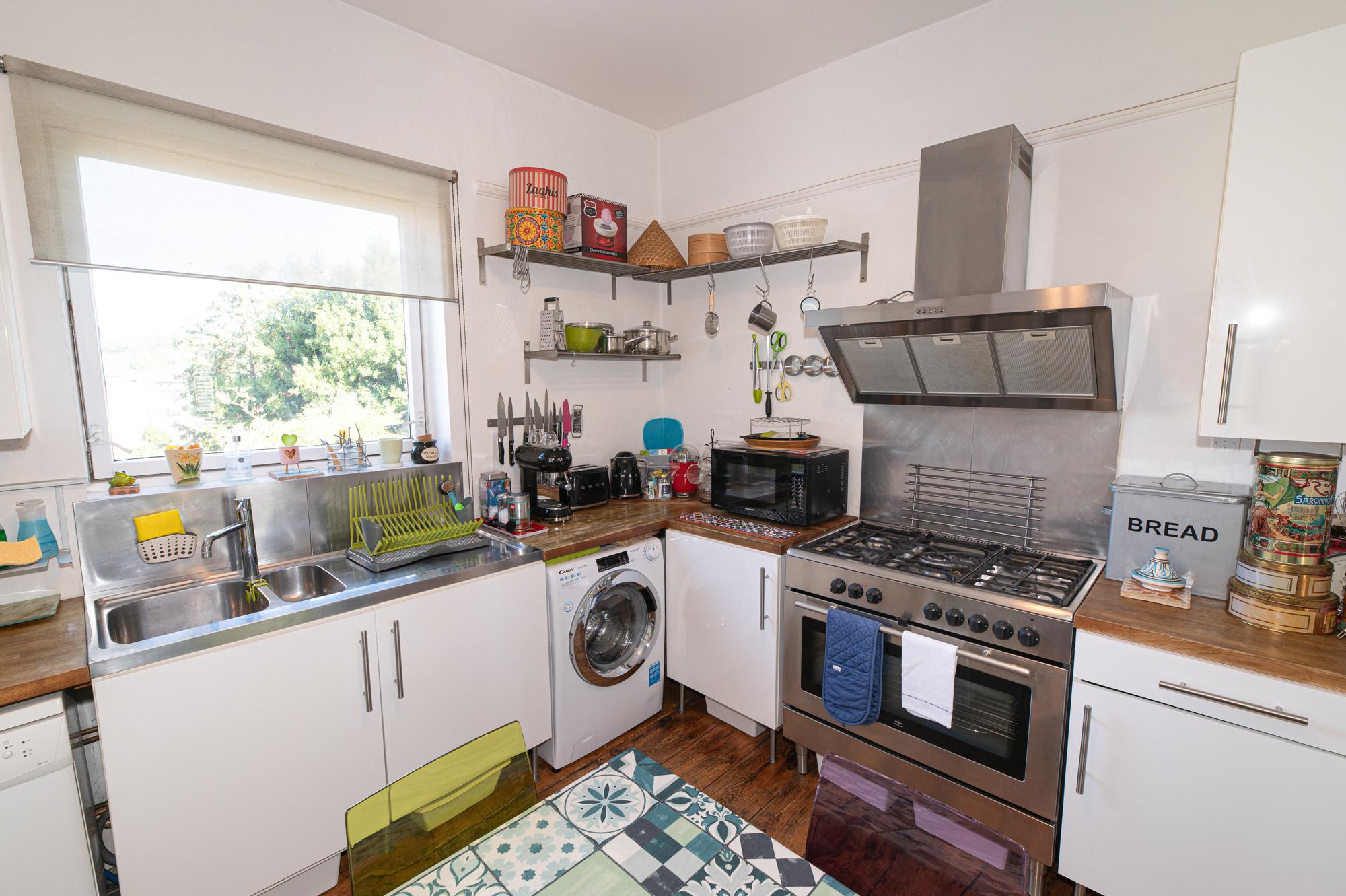 View Charming Victorian House, Selhurst Park, London - Pass the Keys in 165 Selhurst Rd SE25 6LG Charming Victorian House, Selhurst Park, London - Pass the Keys in 165 Selhurst Rd SE25 6LG - Property image 4 - VivreStays