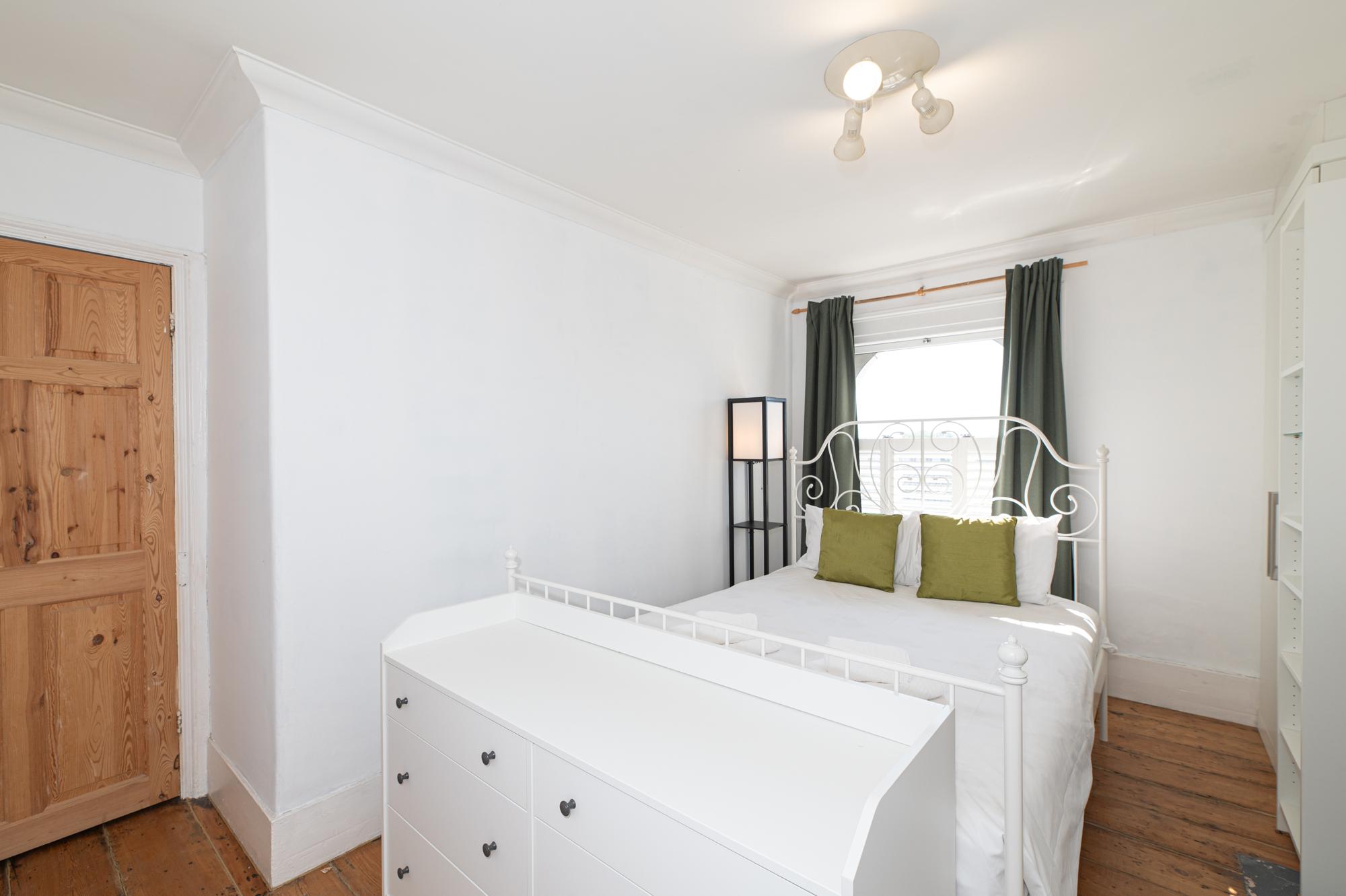 View Charming Victorian House, Selhurst Park, London - Pass the Keys in 165 Selhurst Rd SE25 6LG Charming Victorian House, Selhurst Park, London - Pass the Keys in 165 Selhurst Rd SE25 6LG - Property image 27 - VivreStays