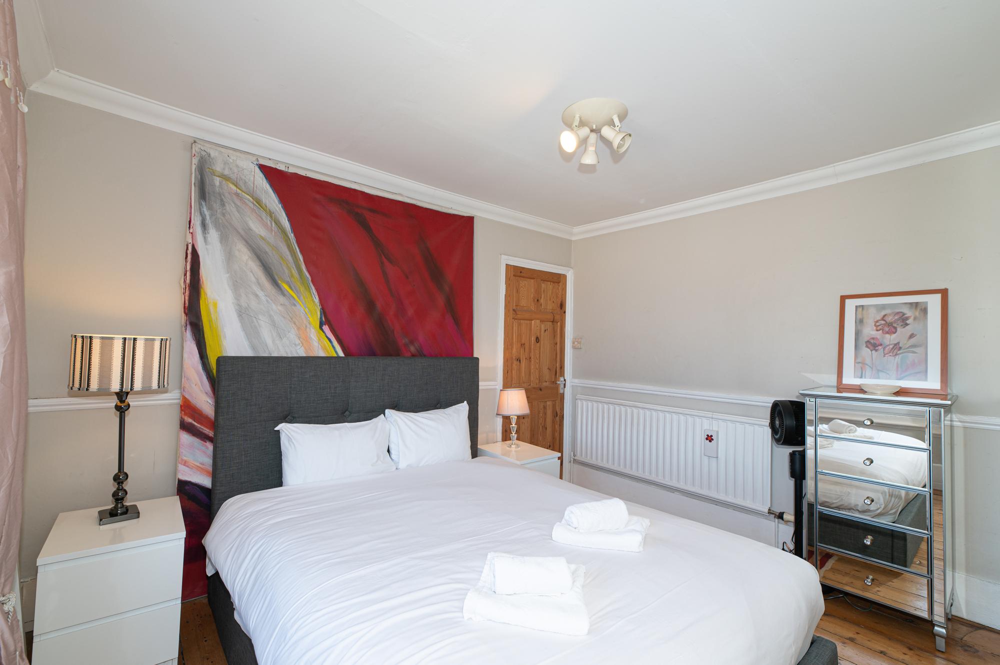 View Charming Victorian House, Selhurst Park, London - Pass the Keys in 165 Selhurst Rd SE25 6LG Charming Victorian House, Selhurst Park, London - Pass the Keys in 165 Selhurst Rd SE25 6LG - Property image 3 - VivreStays