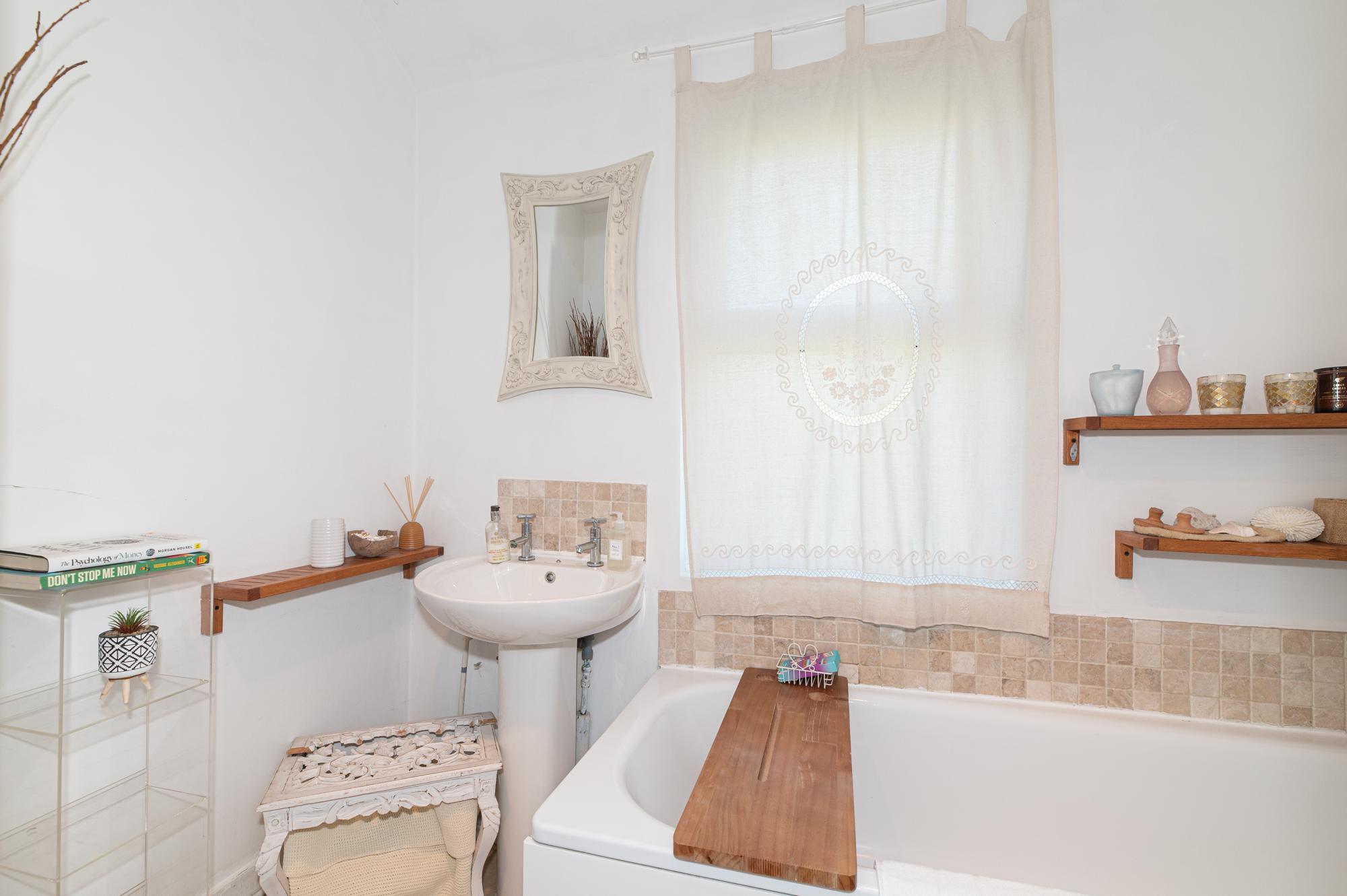View Charming Victorian House, Selhurst Park, London - Pass the Keys in 165 Selhurst Rd SE25 6LG Charming Victorian House, Selhurst Park, London - Pass the Keys in 165 Selhurst Rd SE25 6LG - Property image 33 - VivreStays