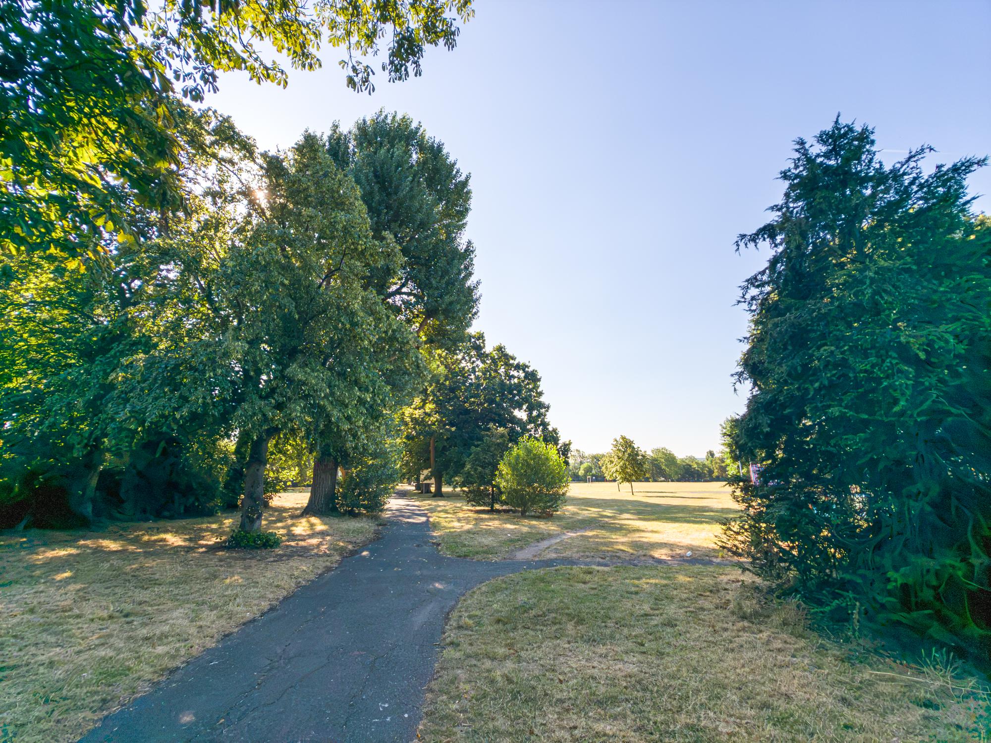 View Charming Victorian House, Selhurst Park, London - Pass the Keys in 165 Selhurst Rd SE25 6LG Charming Victorian House, Selhurst Park, London - Pass the Keys in 165 Selhurst Rd SE25 6LG - Property image 10 - VivreStays