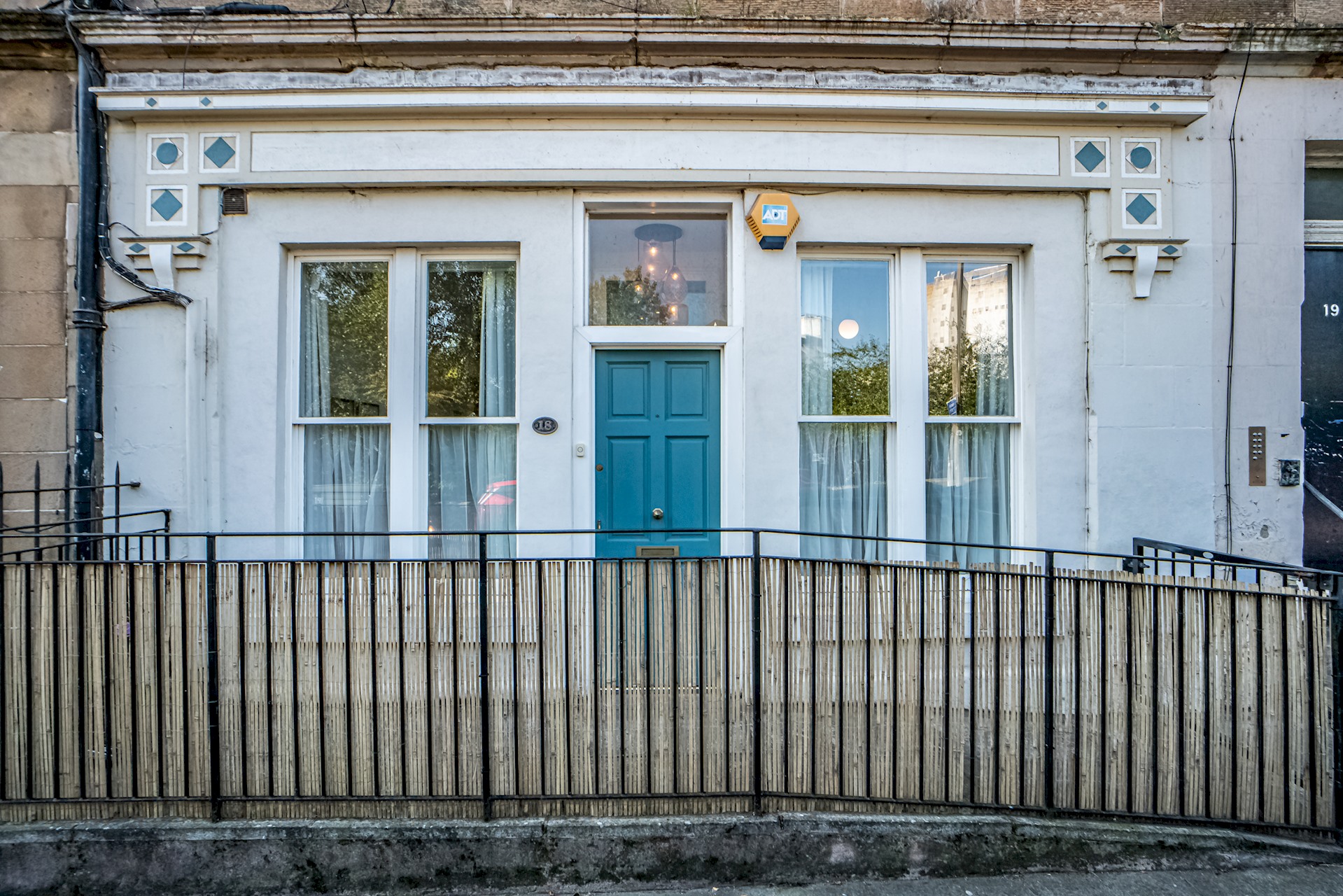 Stylish Leith Flat | Great Transport Links to City - Pass the Keys in 18 Lindsay Rd EH6 4DS - Property image 3 - VivreStays