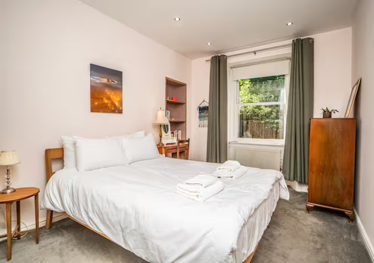 Stylish Leith Flat | Great Transport Links to City - Pass the Keys in 18 Lindsay Rd EH6 4DS - Property image 5 - VivreStays