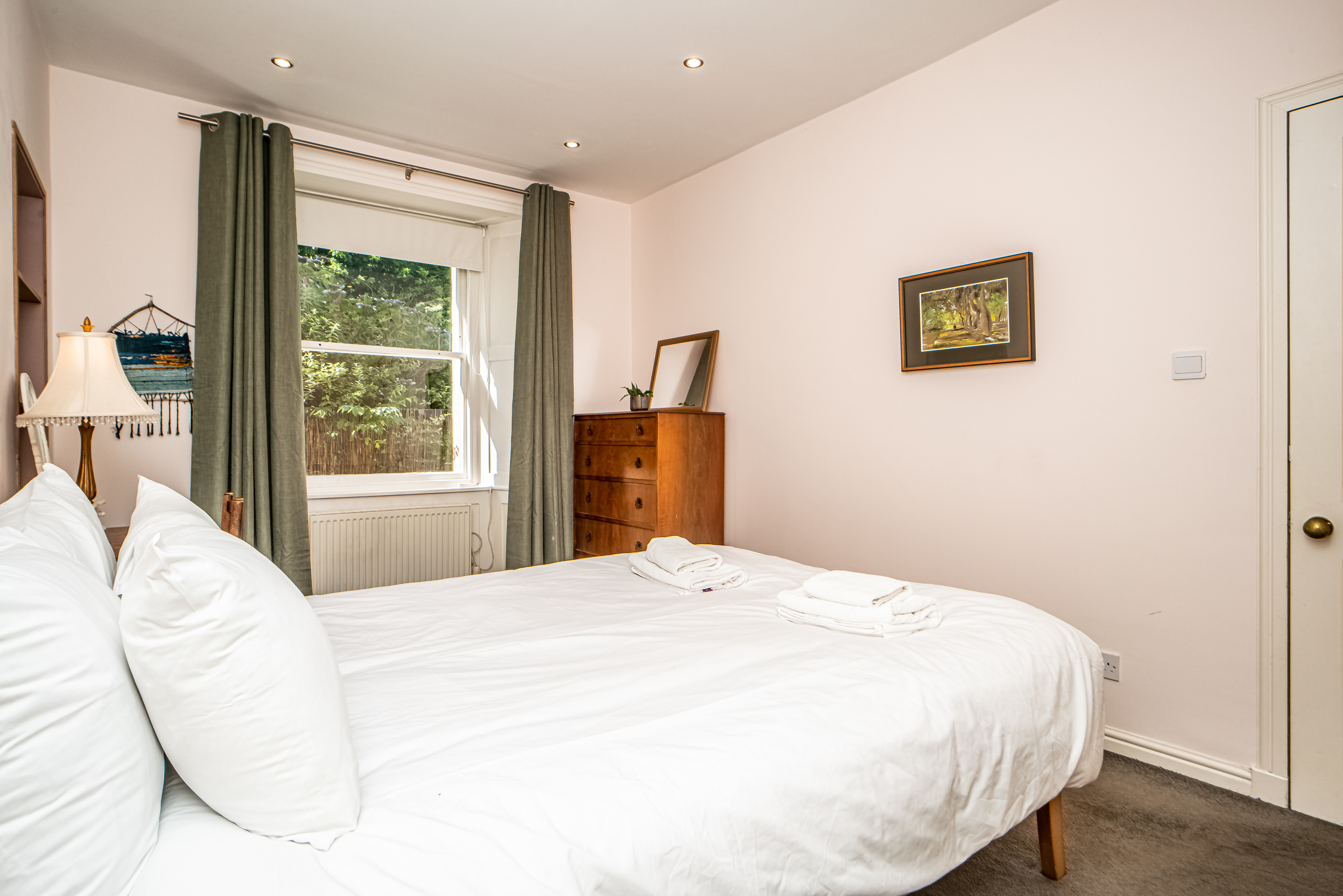 Stylish Leith Flat | Great Transport Links to City - Pass the Keys in 18 Lindsay Rd EH6 4DS - Property image 17 - VivreStays