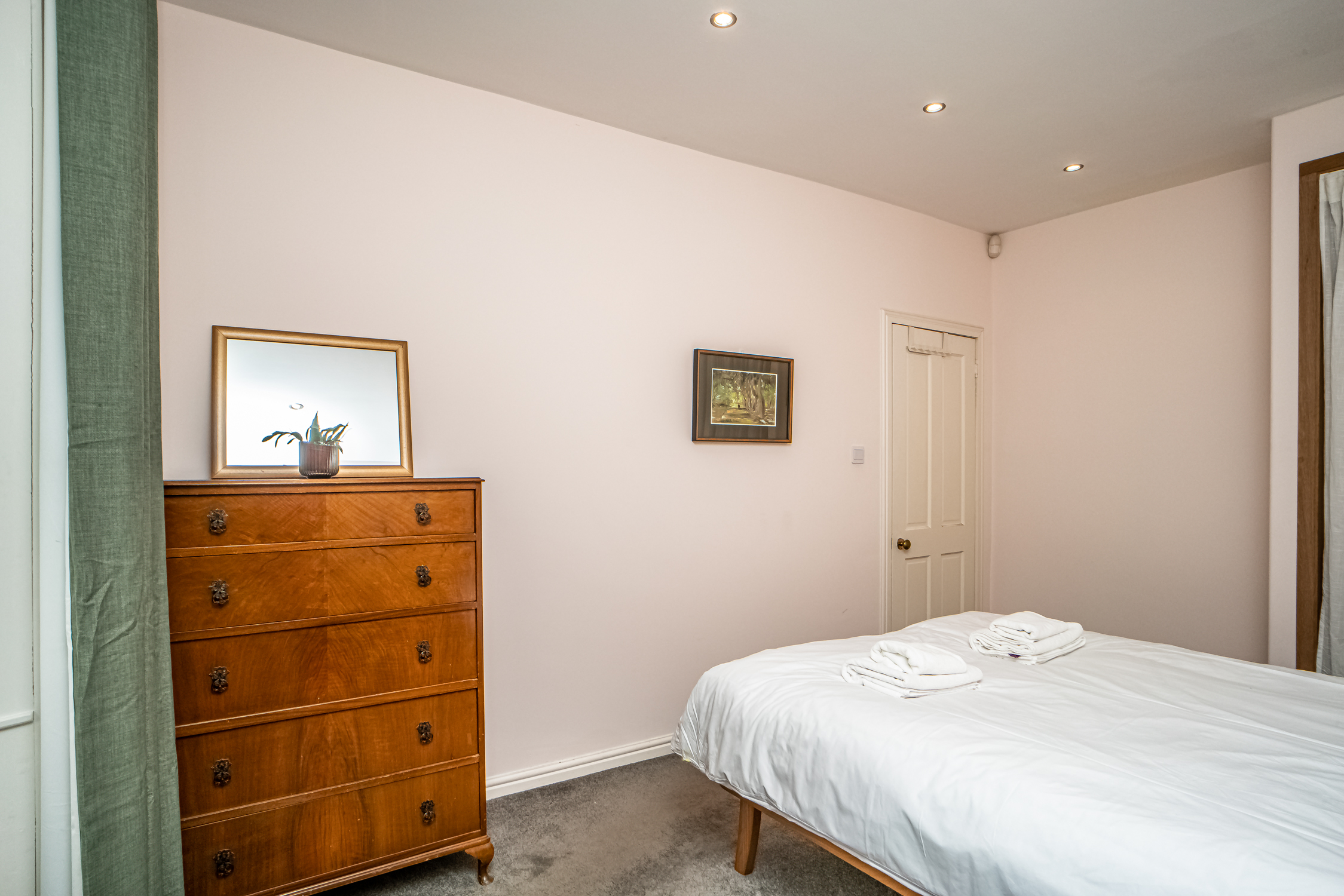 Stylish Leith Flat | Great Transport Links to City - Pass the Keys in 18 Lindsay Rd EH6 4DS - Property image 21 - VivreStays