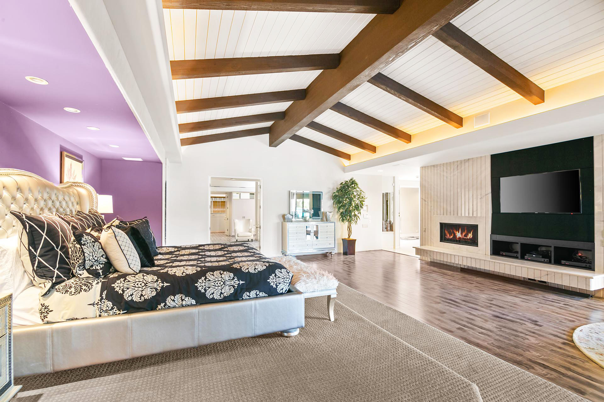 Delgado Estate Incredible 15 BR, 30,000' Estate on 2 Acres 2