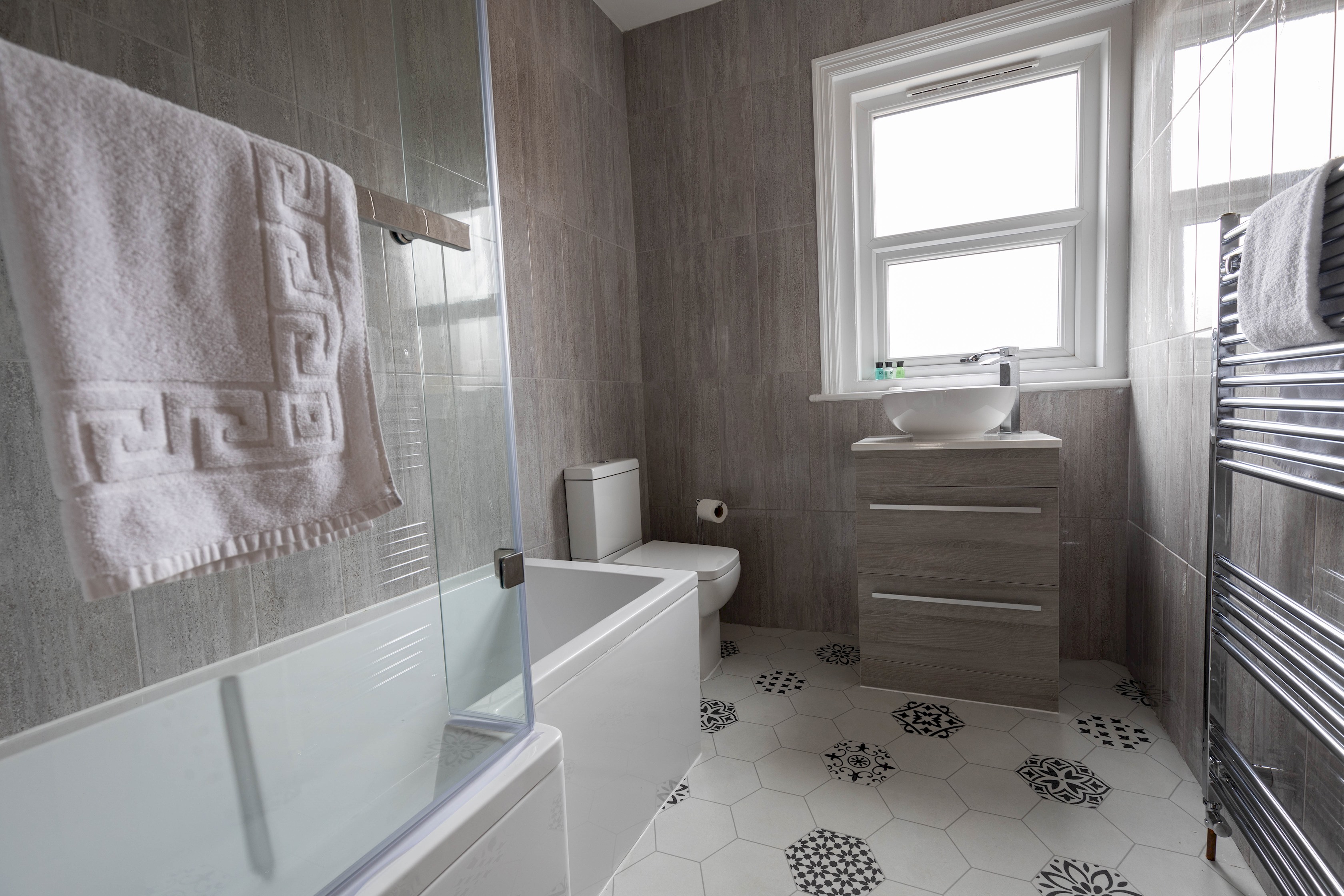 View 4 bedroom home w/ free parking - Tŷ Hapus Newport in 31 Kensington Place NP19 8GP 4 bedroom home w/ free parking - Tŷ Hapus Newport in 31 Kensington Place NP19 8GP - Property image 11 - VivreStays