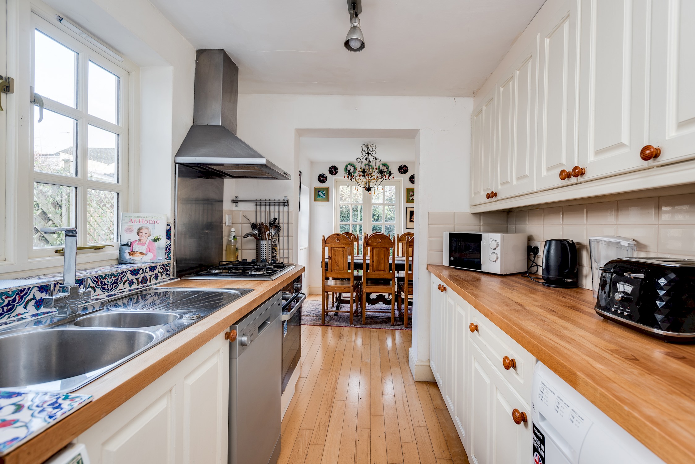 3-Bed Cosy Bookbinder House in Jericho Oxford in 6 Victor Street OX2 6BT - Property image 19 - VivreStays