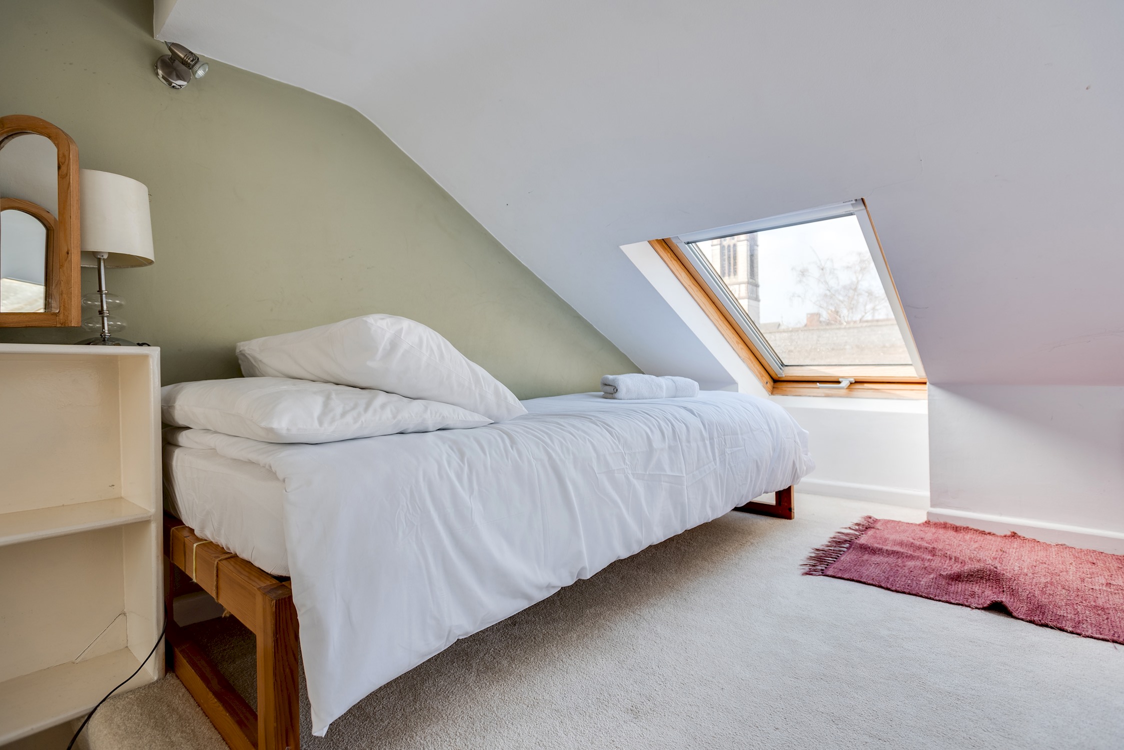 View The Old Bookbinders Retreat - 4-BR Jericho House in 71 Great Clarendon Street OX2 6AU The Old Bookbinders Retreat - 4-BR Jericho House in 71 Great Clarendon Street OX2 6AU - Property image 34 - VivreStays