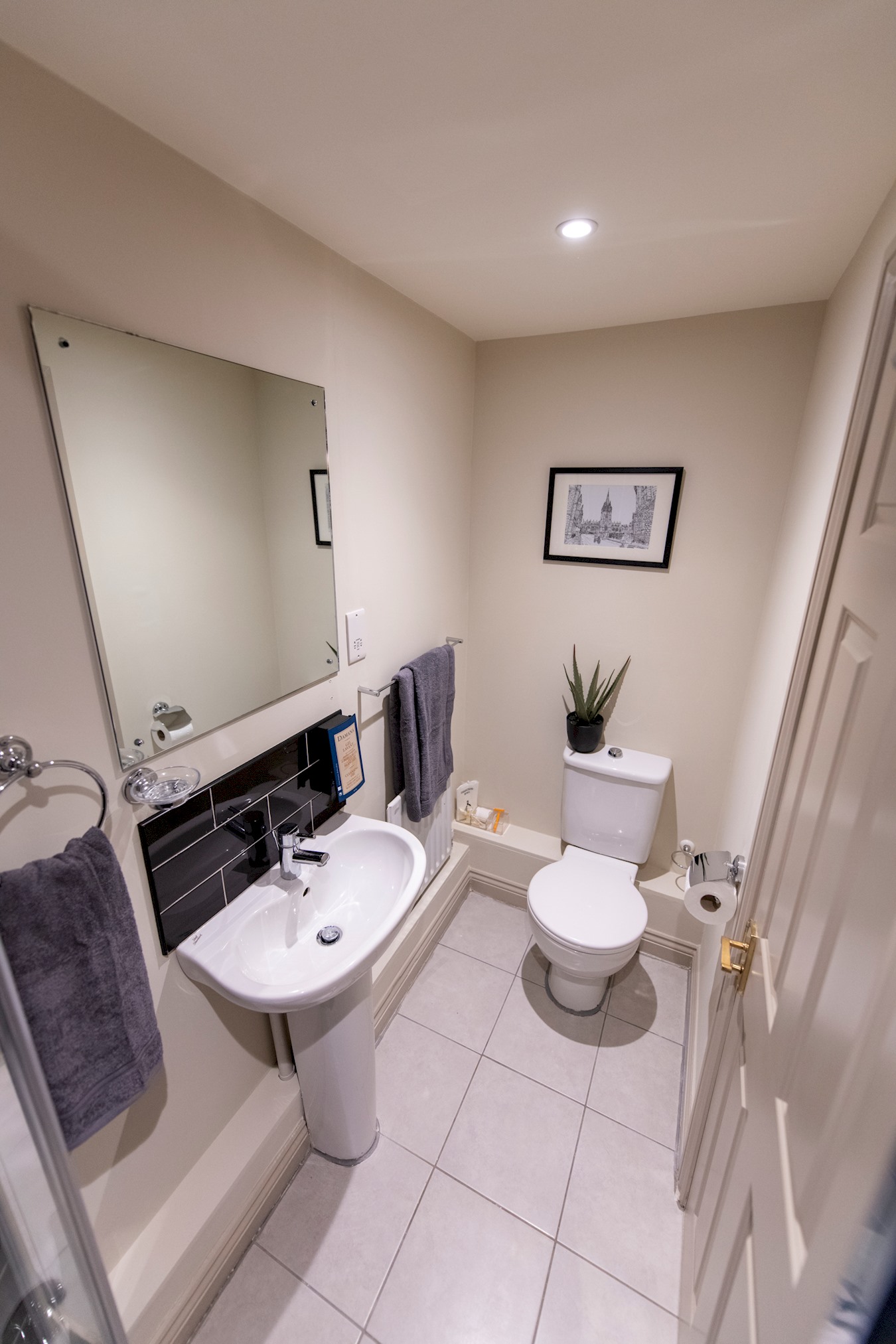 View A very British place to stay - 3 Bedrooms central in 6a Cherwell Street OX4 1BG A very British place to stay - 3 Bedrooms central in 6a Cherwell Street OX4 1BG - Property image 29 - VivreStays