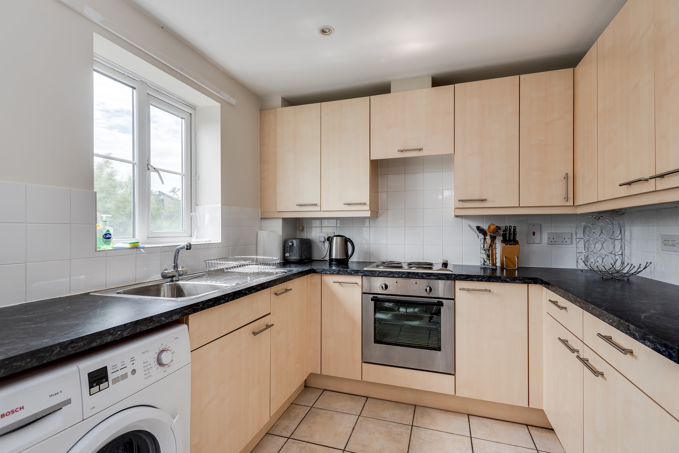 Modern 2 Bedroom Apartment in popular Jericho !!!