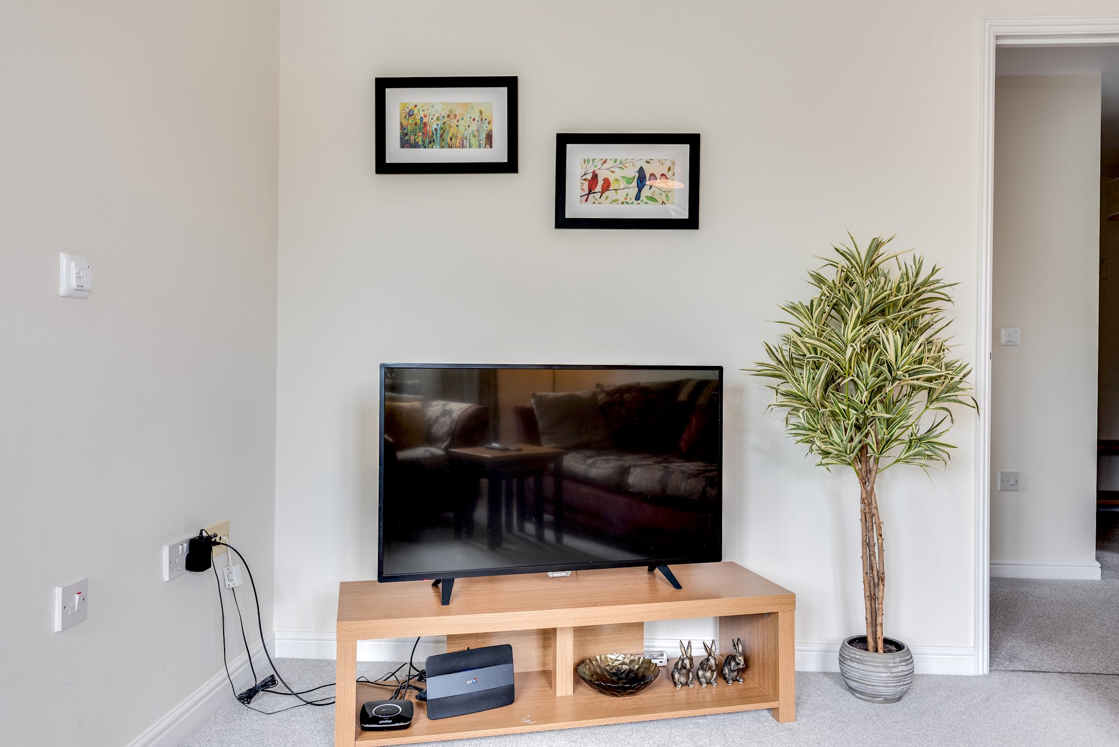 Modern 2 Bedroom Apartment in popular Jericho !!!