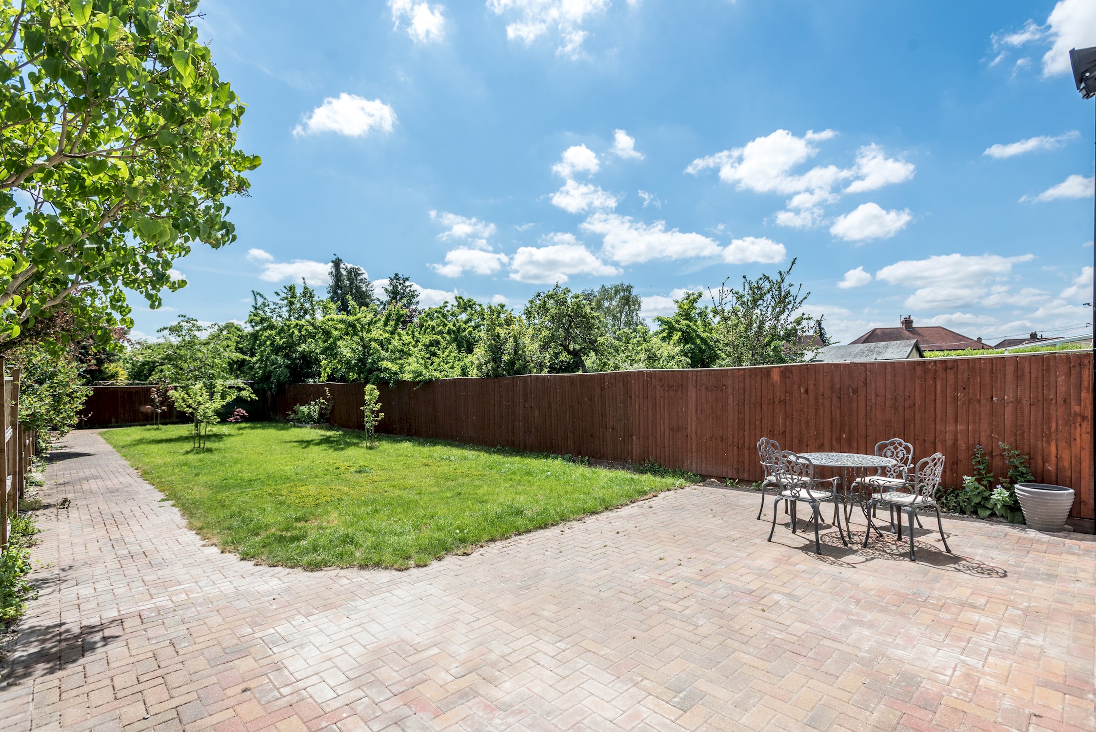 View The Oxford Abode - 3-Bedroom House - large garden in 9 Coverley Road OX3 7ET The Oxford Abode - 3-Bedroom House - large garden in 9 Coverley Road OX3 7ET - Property image 8 - VivreStays
