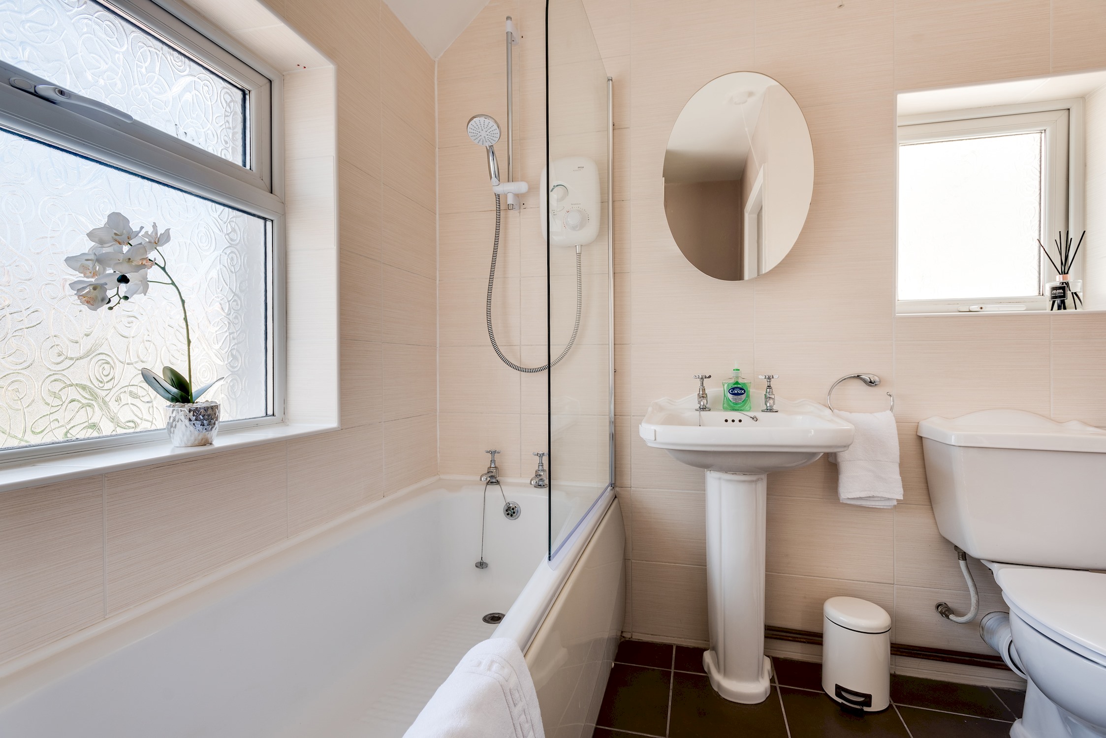View The Oxford Abode - 3-Bedroom House - large garden in 9 Coverley Road OX3 7ET The Oxford Abode - 3-Bedroom House - large garden in 9 Coverley Road OX3 7ET - Property image 11 - VivreStays