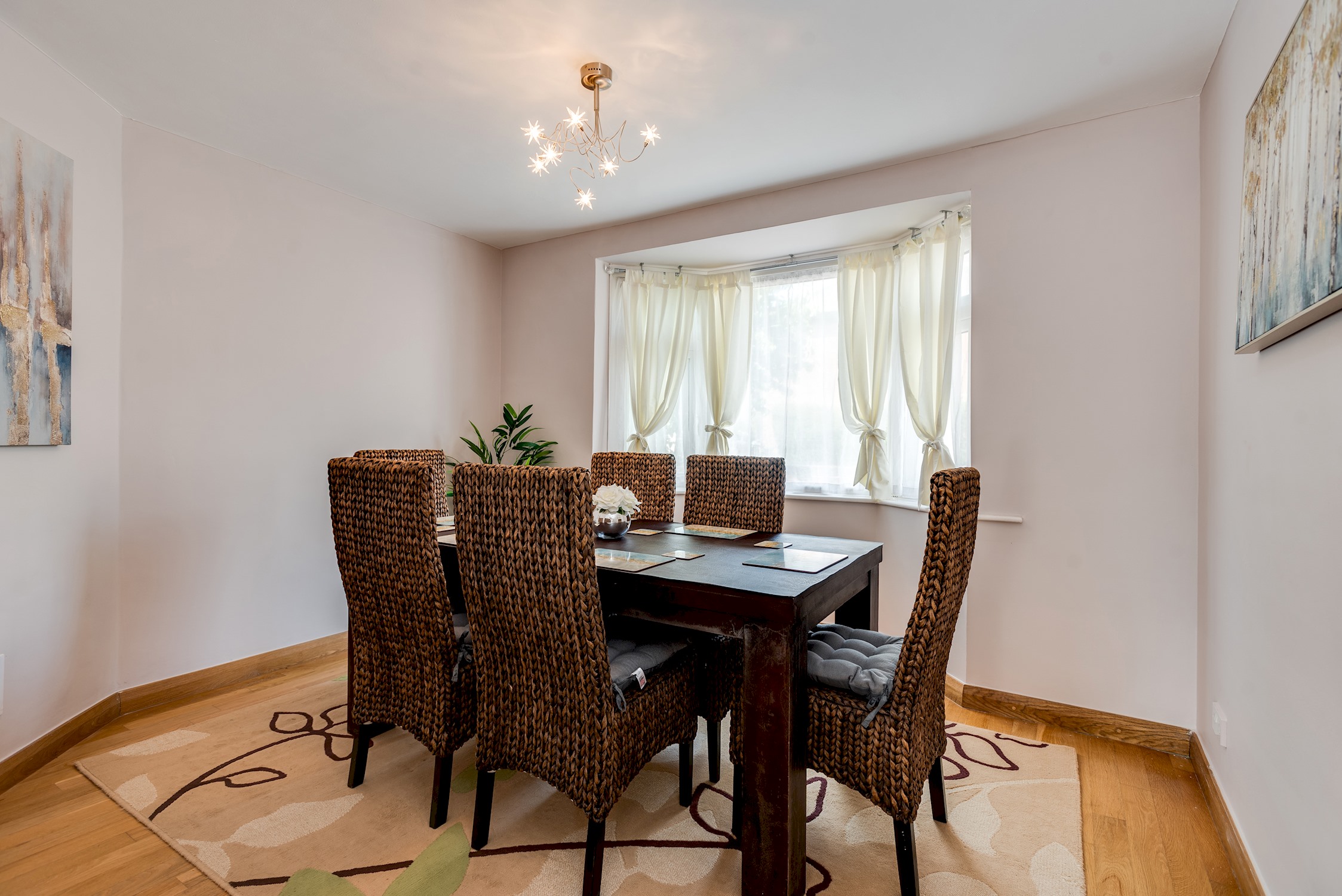 View The Oxford Abode - 3-Bedroom House - large garden in 9 Coverley Road OX3 7ET The Oxford Abode - 3-Bedroom House - large garden in 9 Coverley Road OX3 7ET - Property image 6 - VivreStays