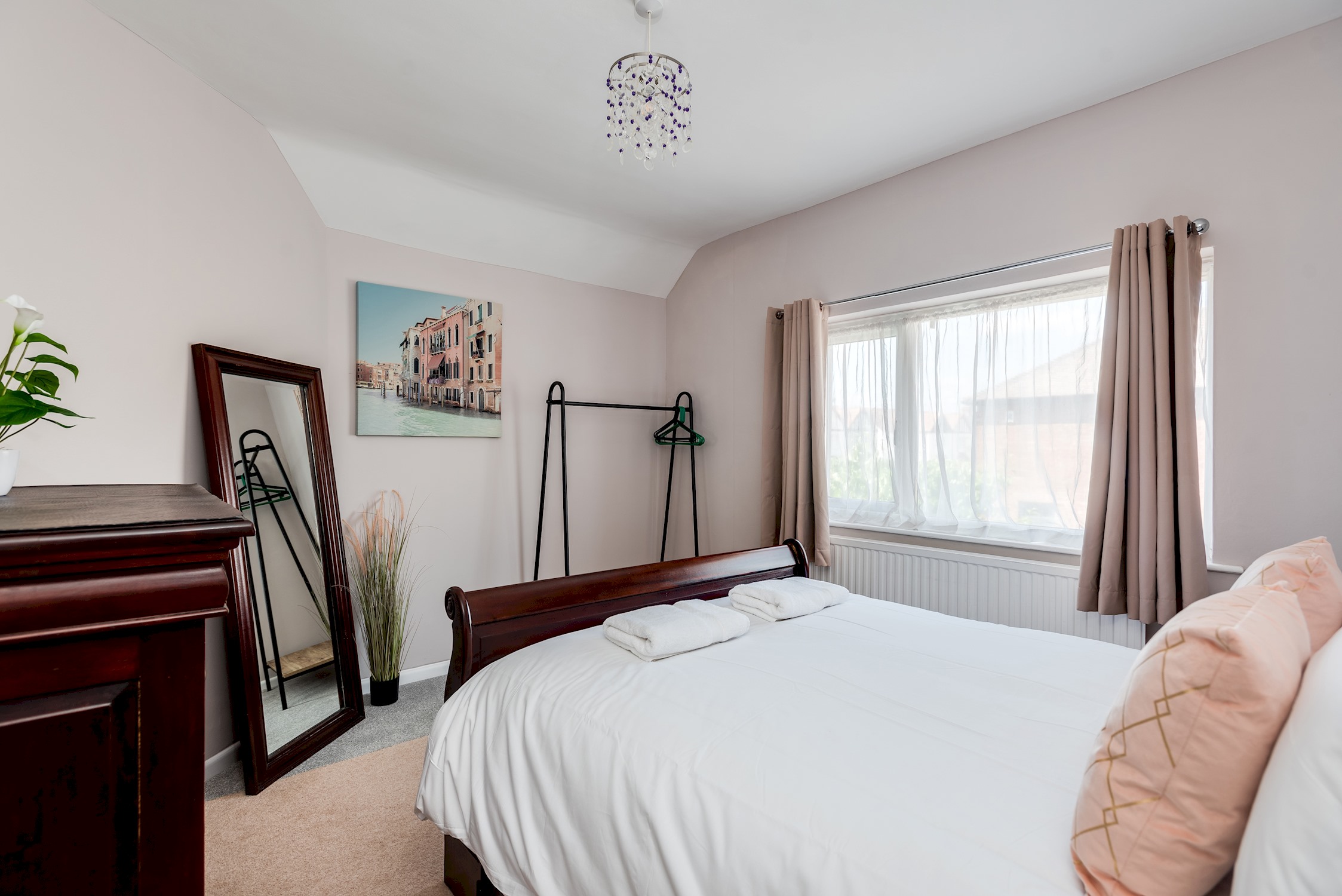 View The Oxford Abode - 3-Bedroom House - large garden in 9 Coverley Road OX3 7ET The Oxford Abode - 3-Bedroom House - large garden in 9 Coverley Road OX3 7ET - Property image 12 - VivreStays