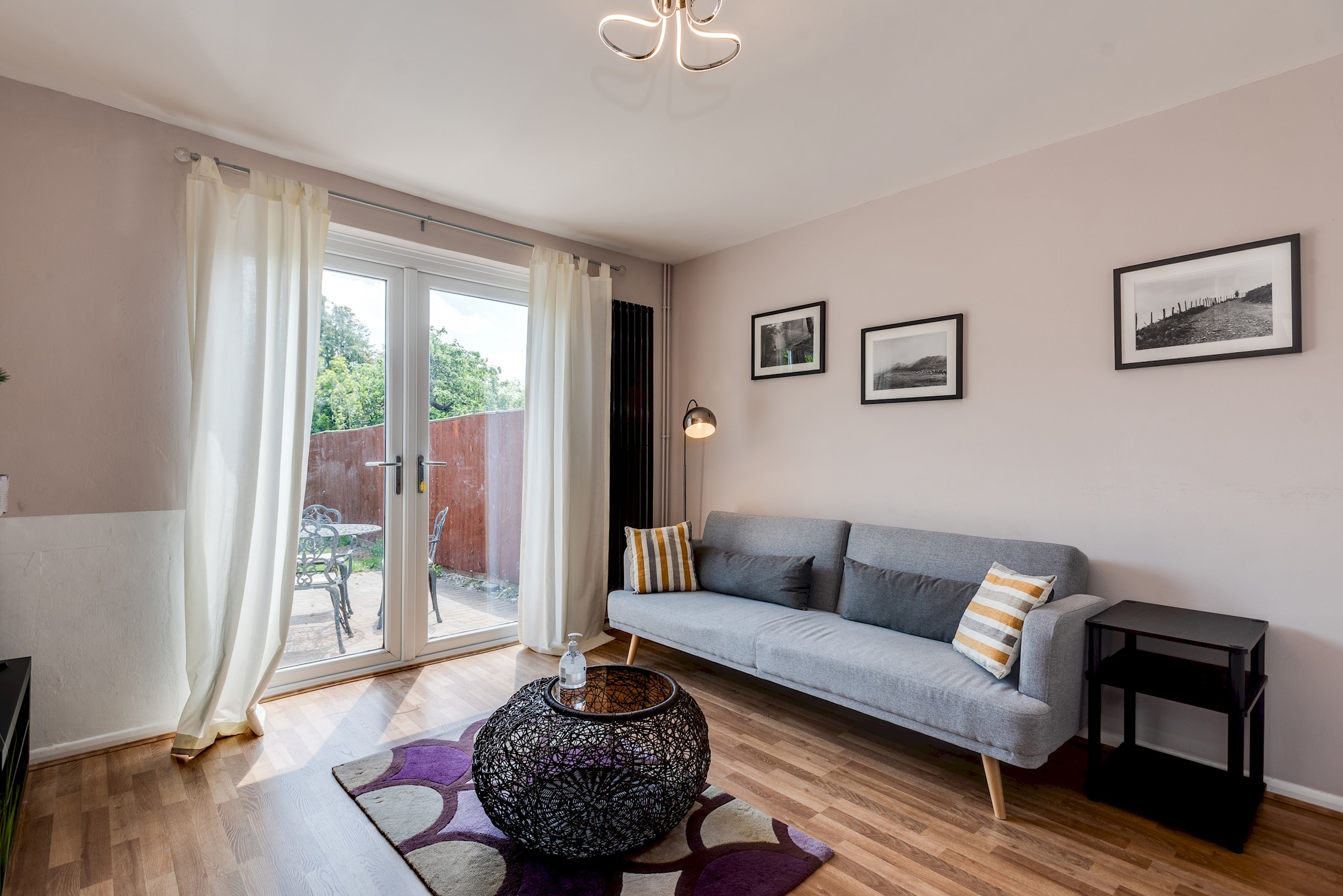 View The Oxford Abode - 3-Bedroom House - large garden in 9 Coverley Road OX3 7ET The Oxford Abode - 3-Bedroom House - large garden in 9 Coverley Road OX3 7ET - Property image 2 - VivreStays
