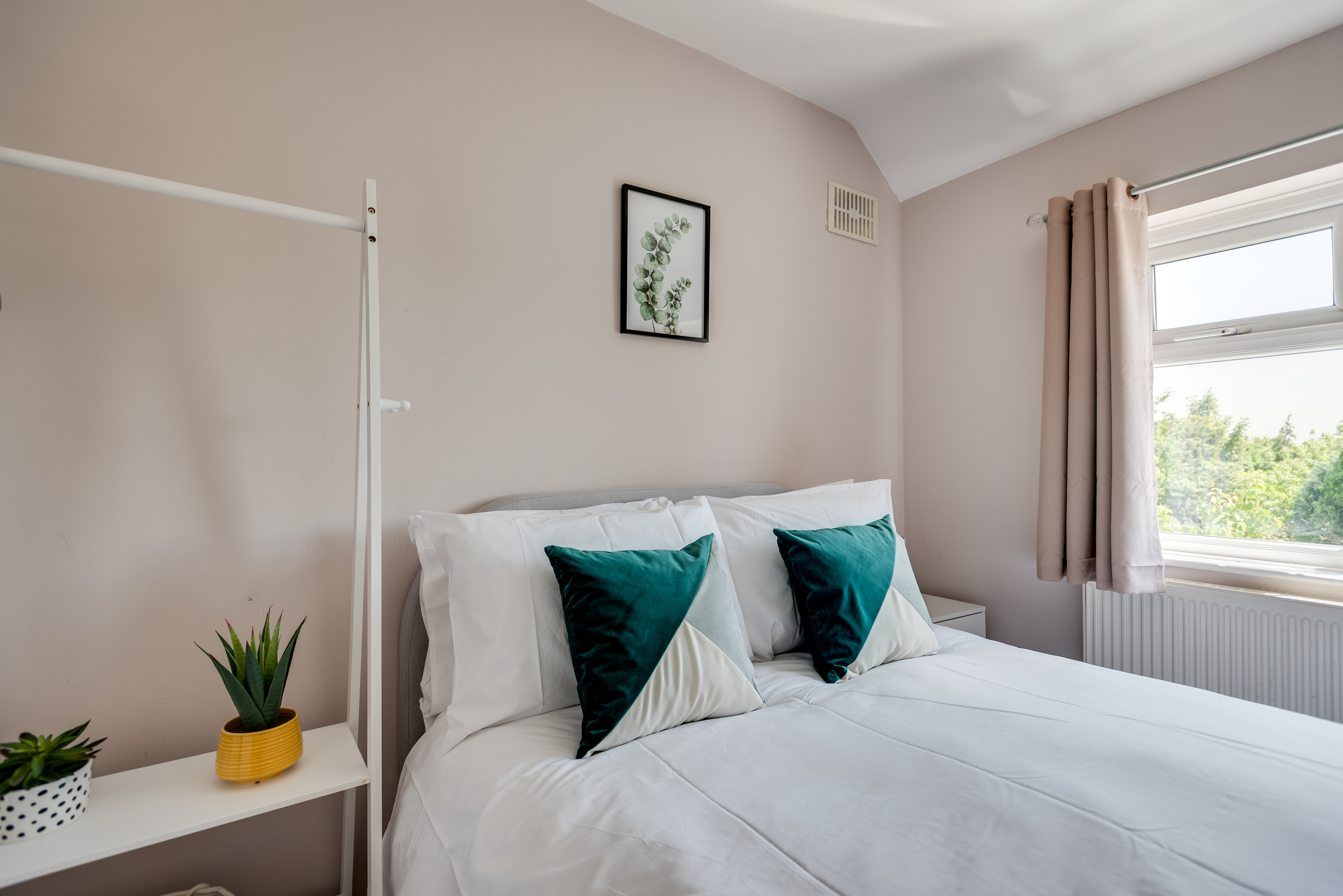 View The Oxford Abode - 3-Bedroom House - large garden in 9 Coverley Road OX3 7ET The Oxford Abode - 3-Bedroom House - large garden in 9 Coverley Road OX3 7ET - Property image 25 - VivreStays
