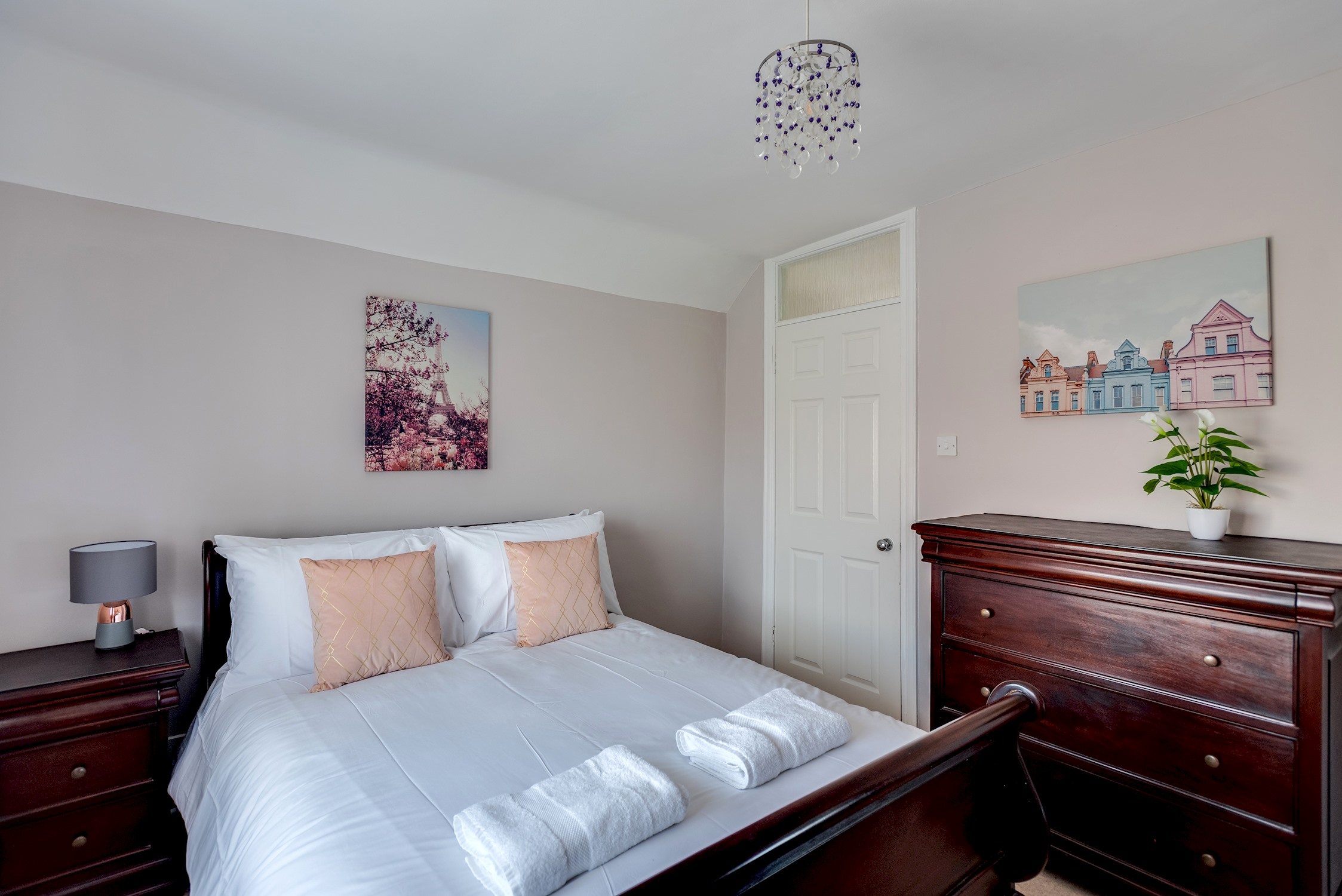 View The Oxford Abode - 3-Bedroom House - large garden in 9 Coverley Road OX3 7ET The Oxford Abode - 3-Bedroom House - large garden in 9 Coverley Road OX3 7ET - Property image 26 - VivreStays