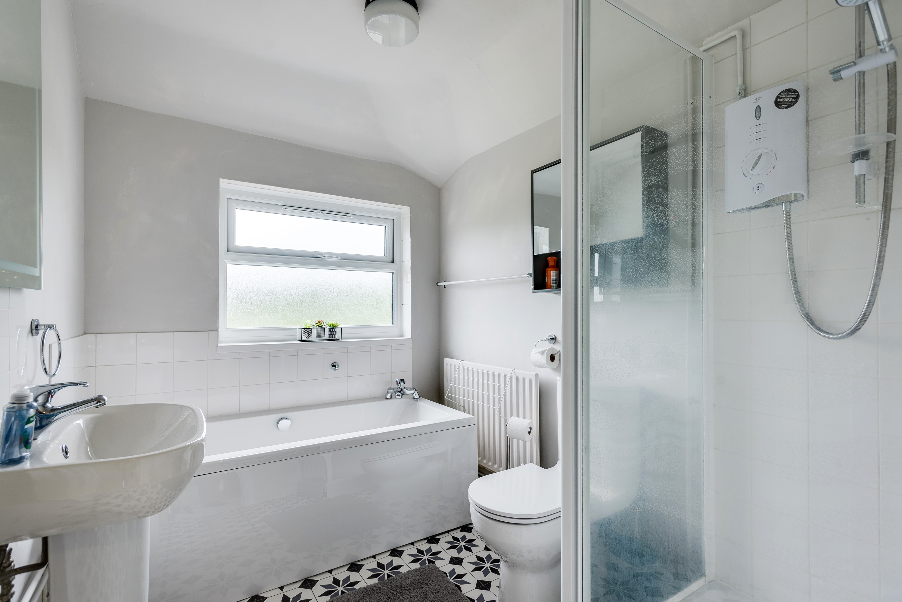 View Cheerfull 3-Bedroom Home with parking & garden in 47 Town Furze OX3 7EW Cheerfull 3-Bedroom Home with parking & garden in 47 Town Furze OX3 7EW - Property image 3 - VivreStays