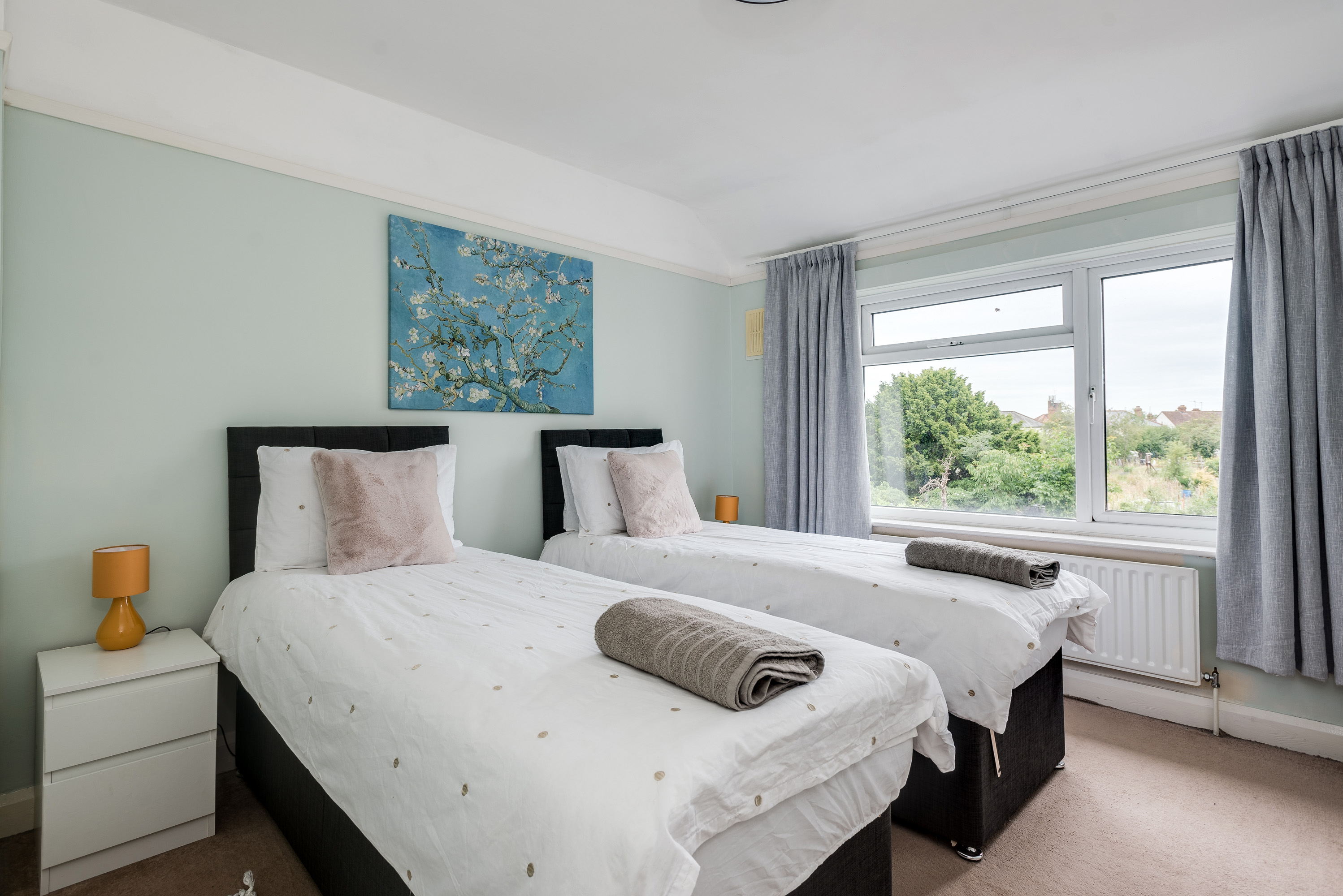 View Cheerfull 3-Bedroom Home with parking & garden in 47 Town Furze OX3 7EW Cheerfull 3-Bedroom Home with parking & garden in 47 Town Furze OX3 7EW - Property image 4 - VivreStays