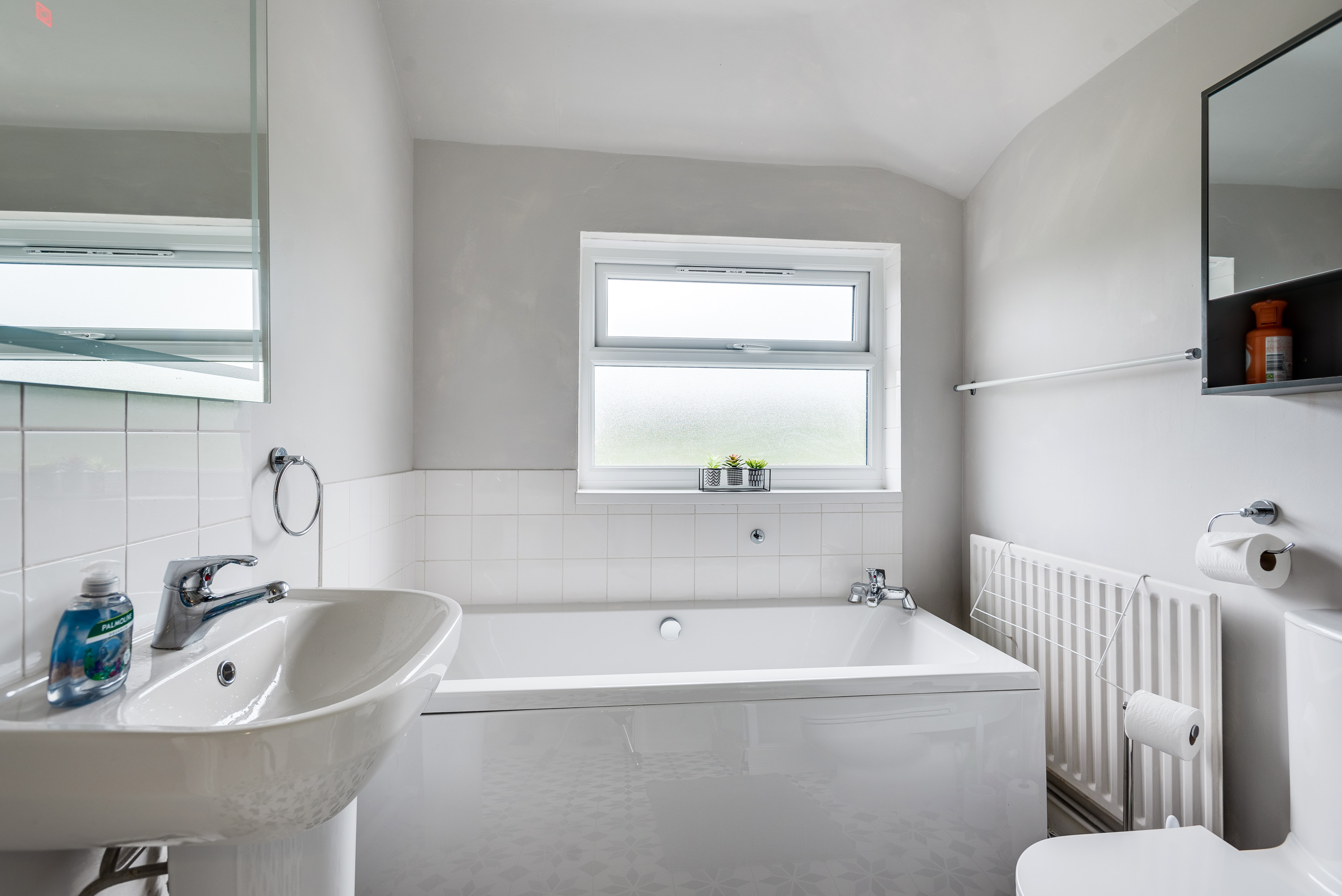 View Cheerfull 3-Bedroom Home with parking & garden in 47 Town Furze OX3 7EW Cheerfull 3-Bedroom Home with parking & garden in 47 Town Furze OX3 7EW - Property image 8 - VivreStays