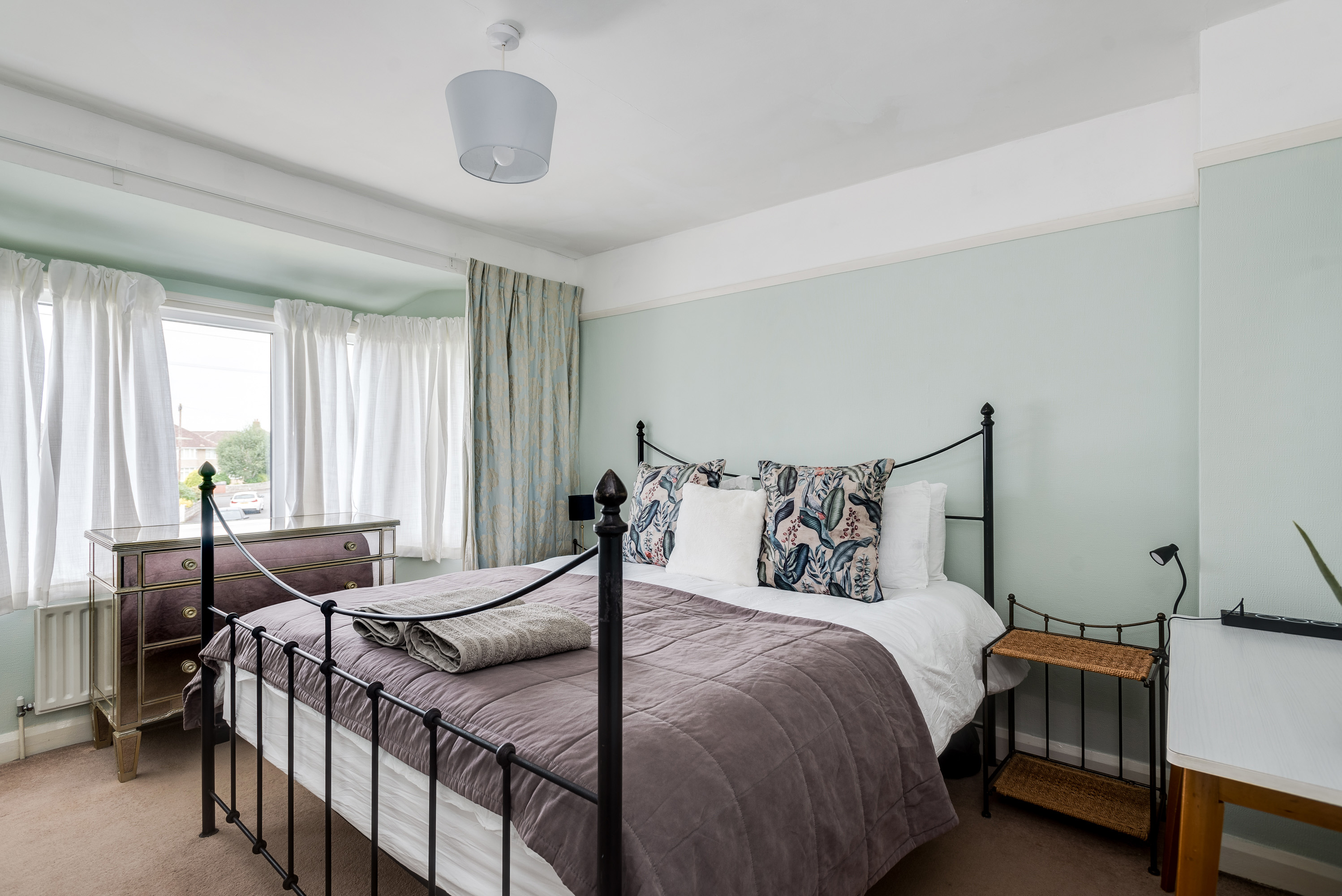 View Cheerfull 3-Bedroom Home with parking & garden in 47 Town Furze OX3 7EW Cheerfull 3-Bedroom Home with parking & garden in 47 Town Furze OX3 7EW - Property image 25 - VivreStays