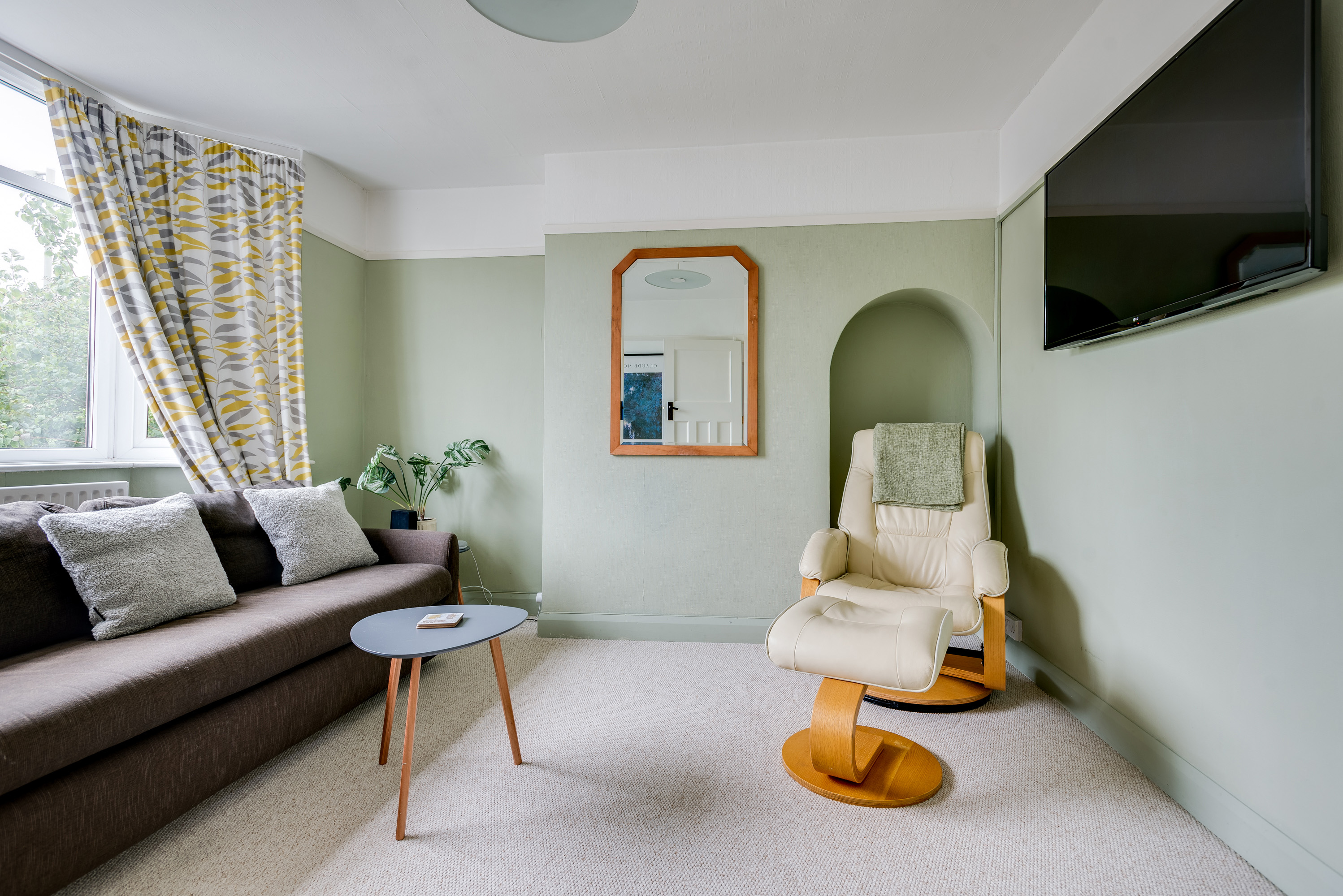 View Cheerfull 3-Bedroom Home with parking & garden in 47 Town Furze OX3 7EW Cheerfull 3-Bedroom Home with parking & garden in 47 Town Furze OX3 7EW - Property image 26 - VivreStays
