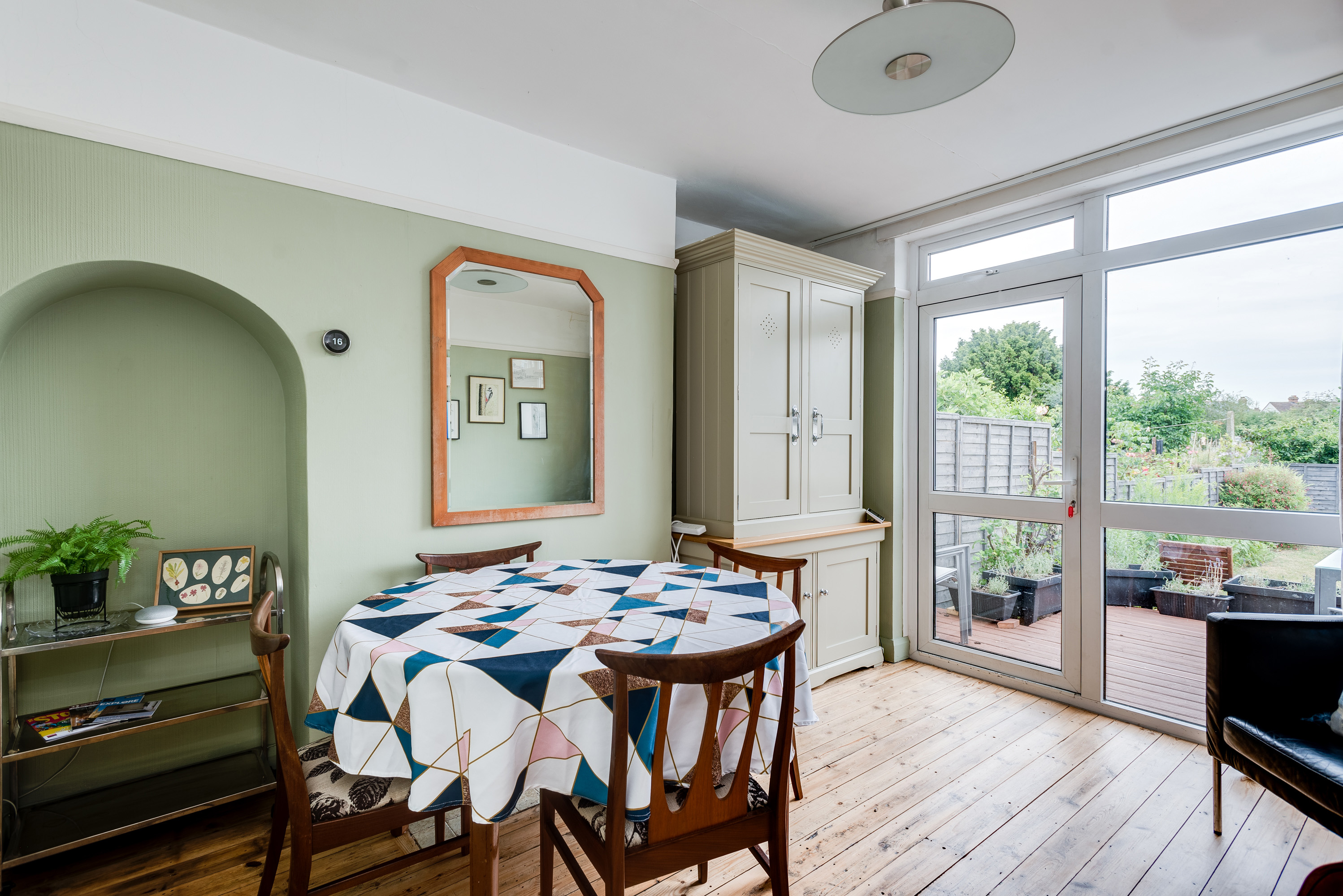 Cheerfull 3-Bedroom Home with parking & garden serviced apartment - UK - VivreStays