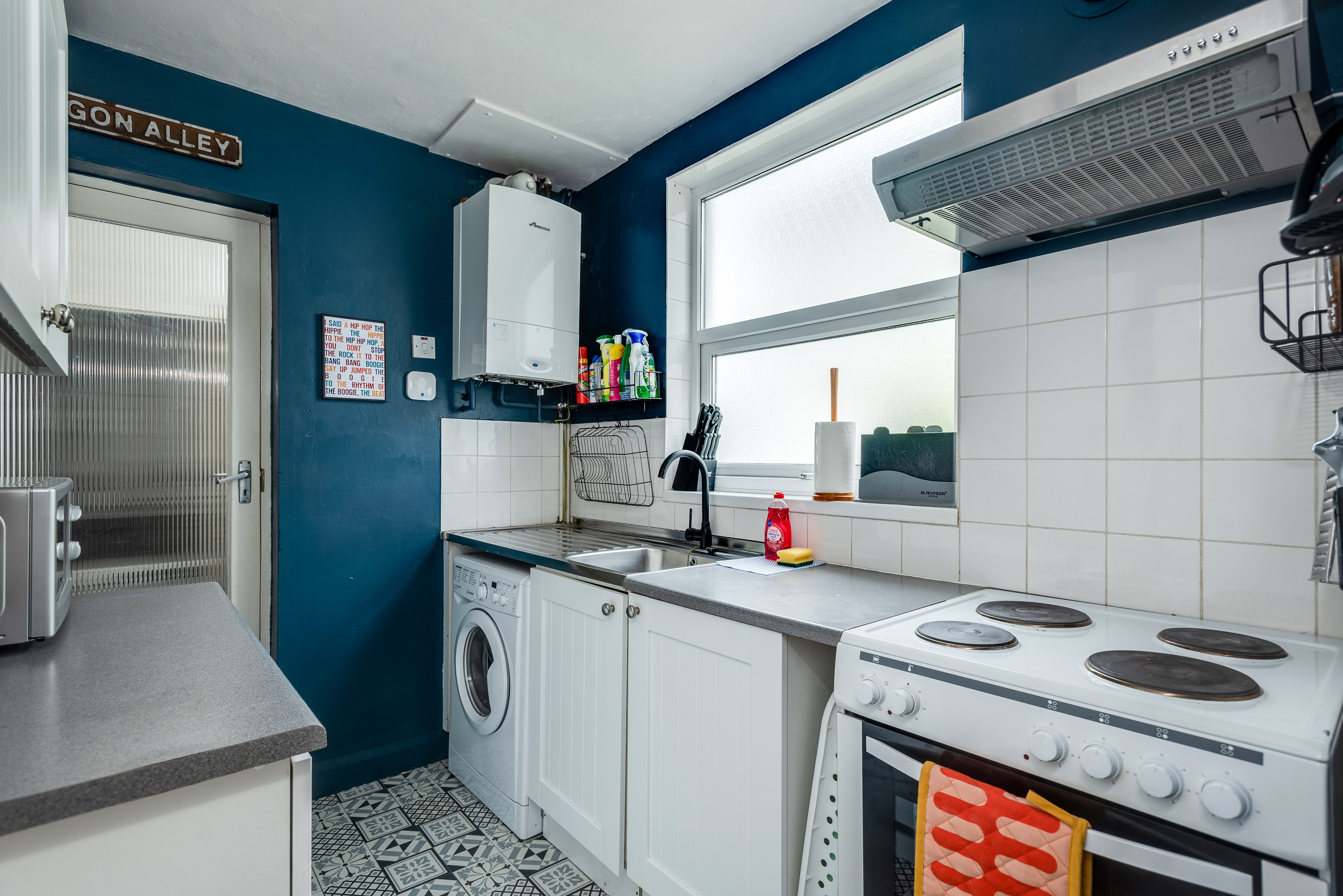 View Cheerfull 3-Bedroom Home with parking & garden in 47 Town Furze OX3 7EW Cheerfull 3-Bedroom Home with parking & garden in 47 Town Furze OX3 7EW - Property image 9 - VivreStays