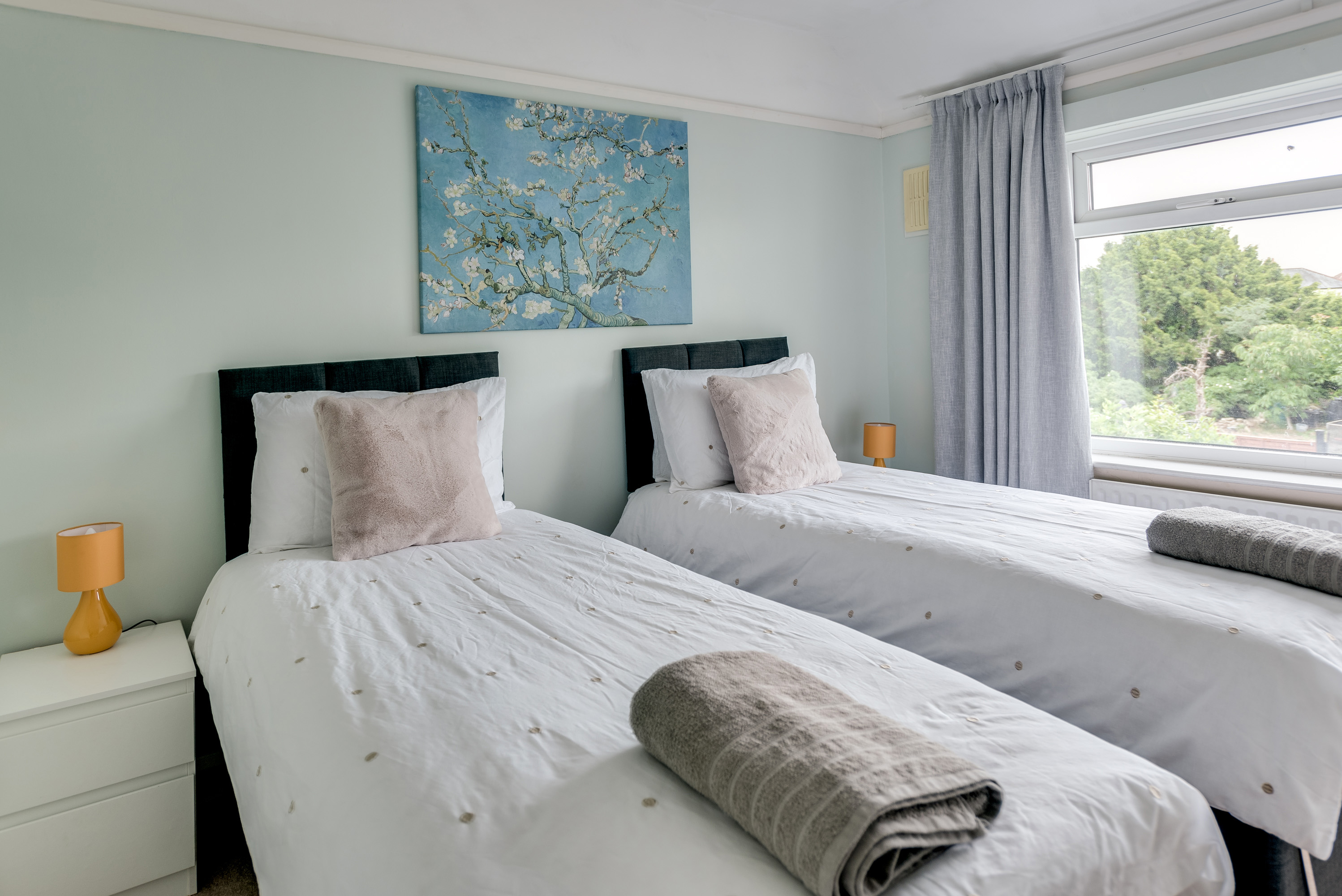 View Cheerfull 3-Bedroom Home with parking & garden in 47 Town Furze OX3 7EW Cheerfull 3-Bedroom Home with parking & garden in 47 Town Furze OX3 7EW - Property image 16 - VivreStays