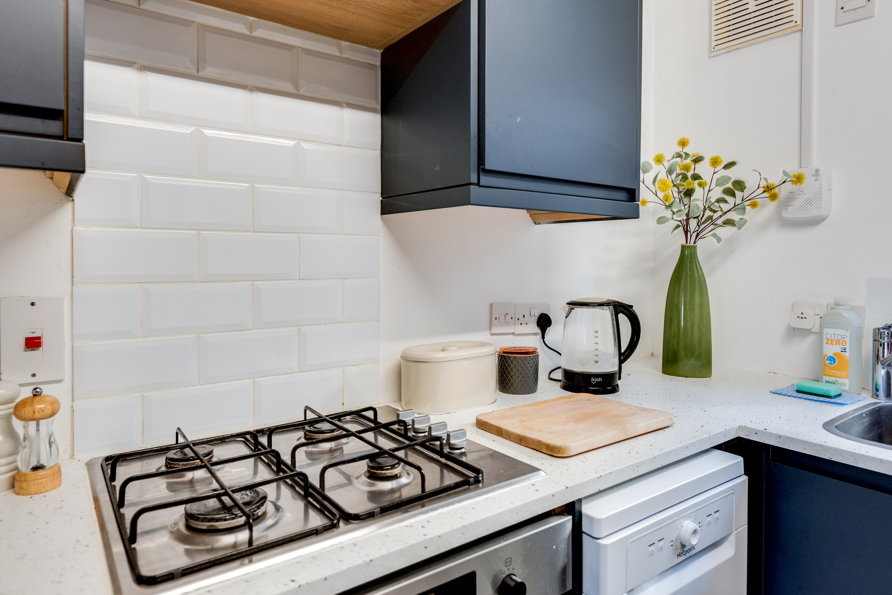 Cosy 2-Bedroom Haven in Picturesque Headington in 82 Old High Street OX3 9HW - Property image 20 - VivreStays