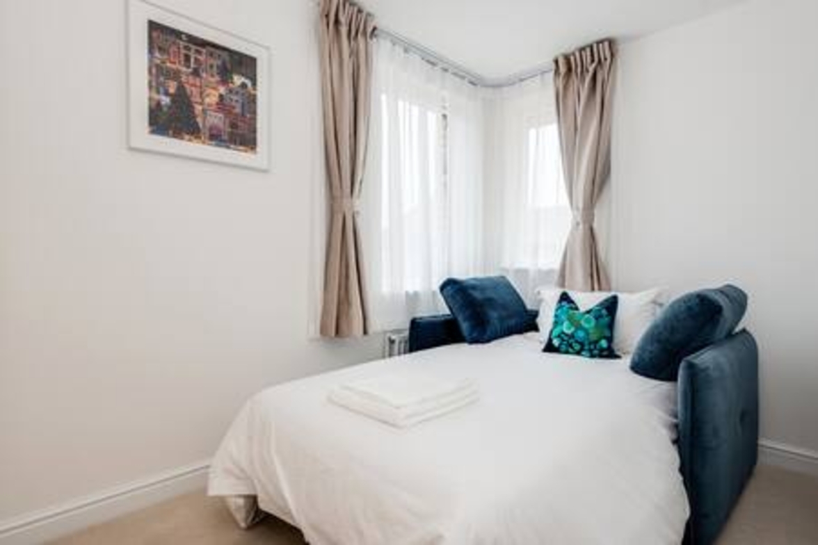 Tranquil 4-Bed Oasis Modern & Chic in 16 Jewell Street OX3 9GZ - Property image 10 - VivreStays
