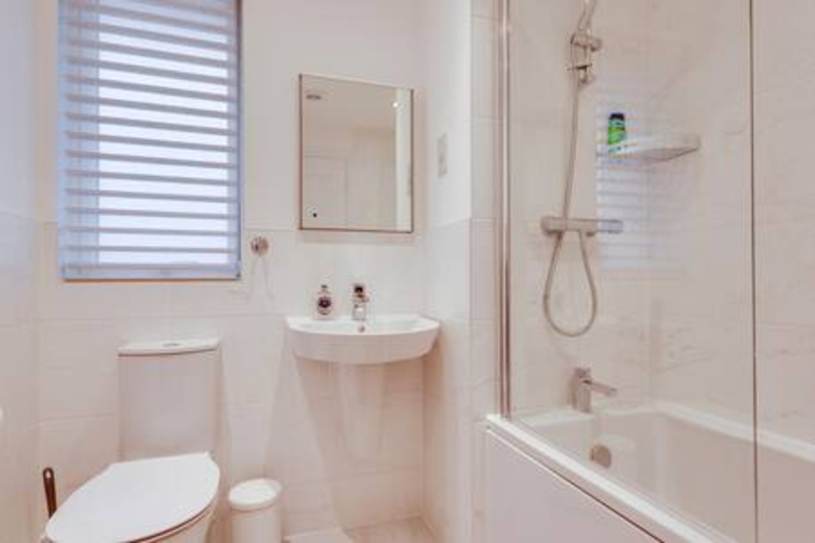 Tranquil 4-Bed Oasis Modern & Chic in 16 Jewell Street OX3 9GZ - Property image 11 - VivreStays