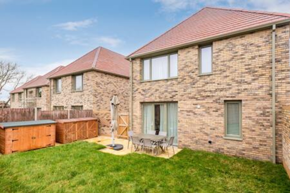 Tranquil 4-Bed Oasis Modern & Chic in 16 Jewell Street OX3 9GZ - Property image 38 - VivreStays