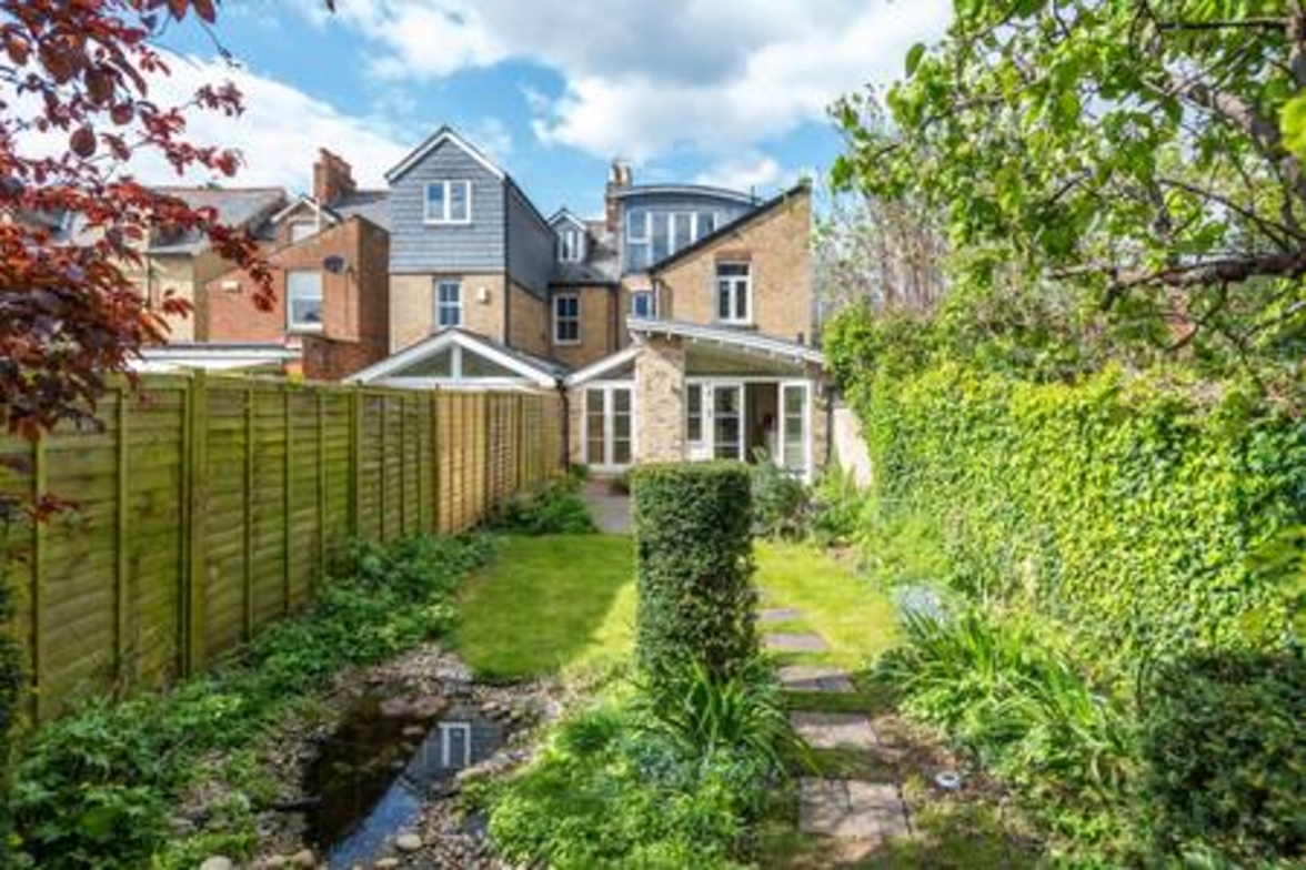 Summertown 4-BR Family Home – Bright & Spacious