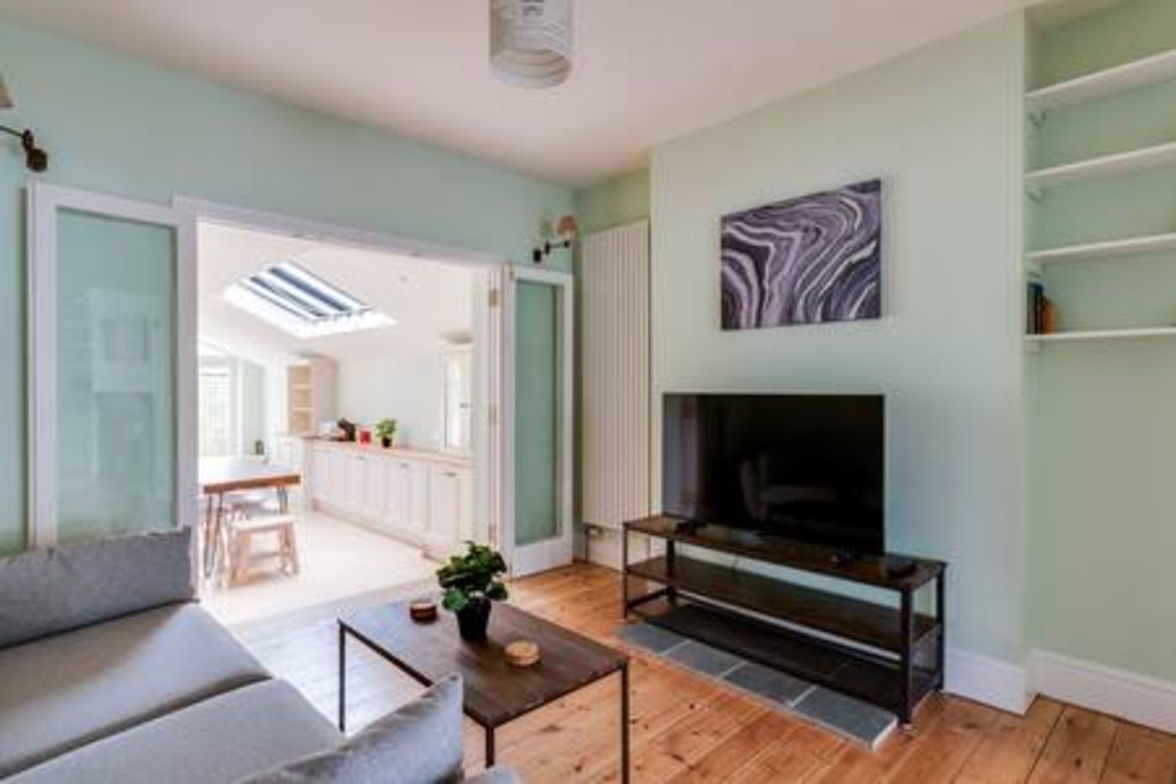 Summertown 4-BR Family Home – Bright & Spacious