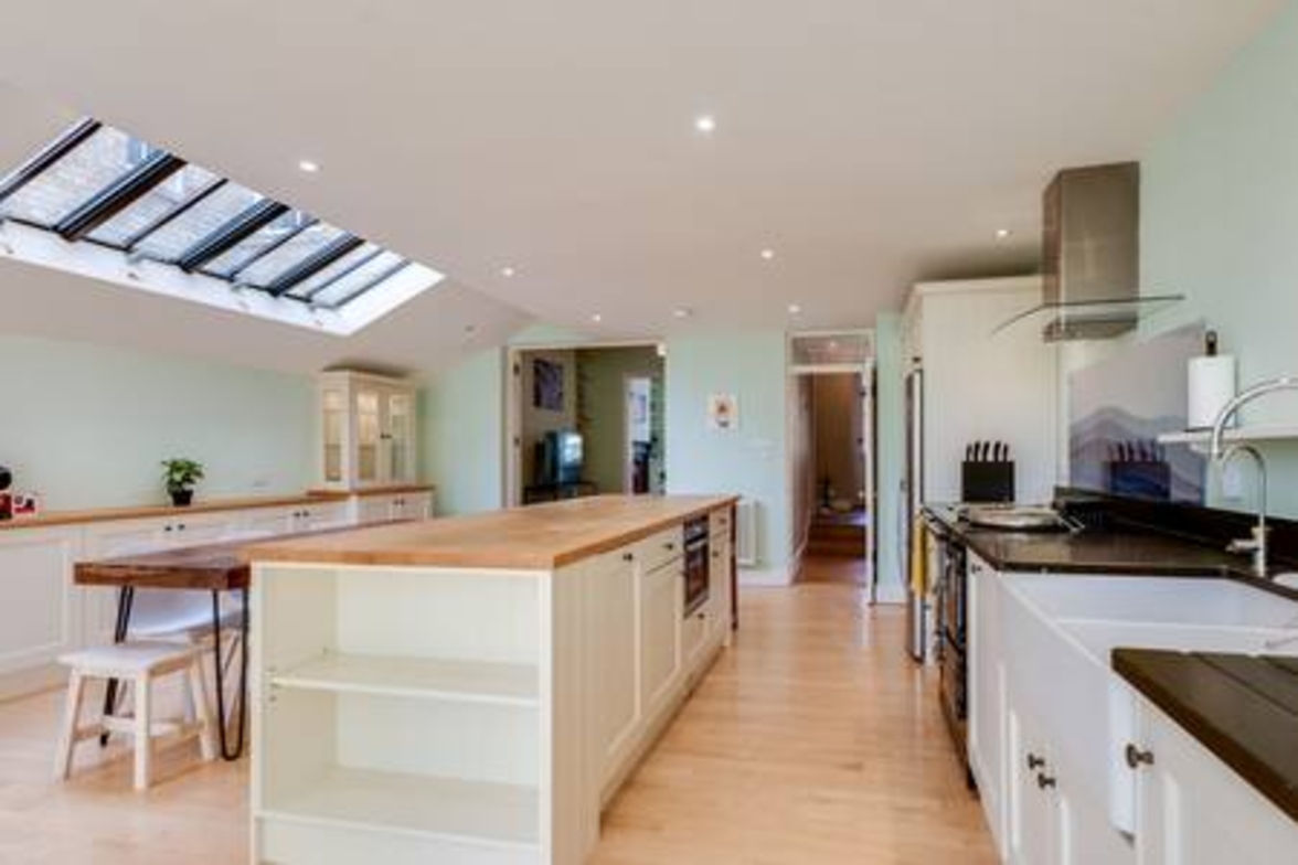 Summertown 4-BR Family Home – Bright & Spacious