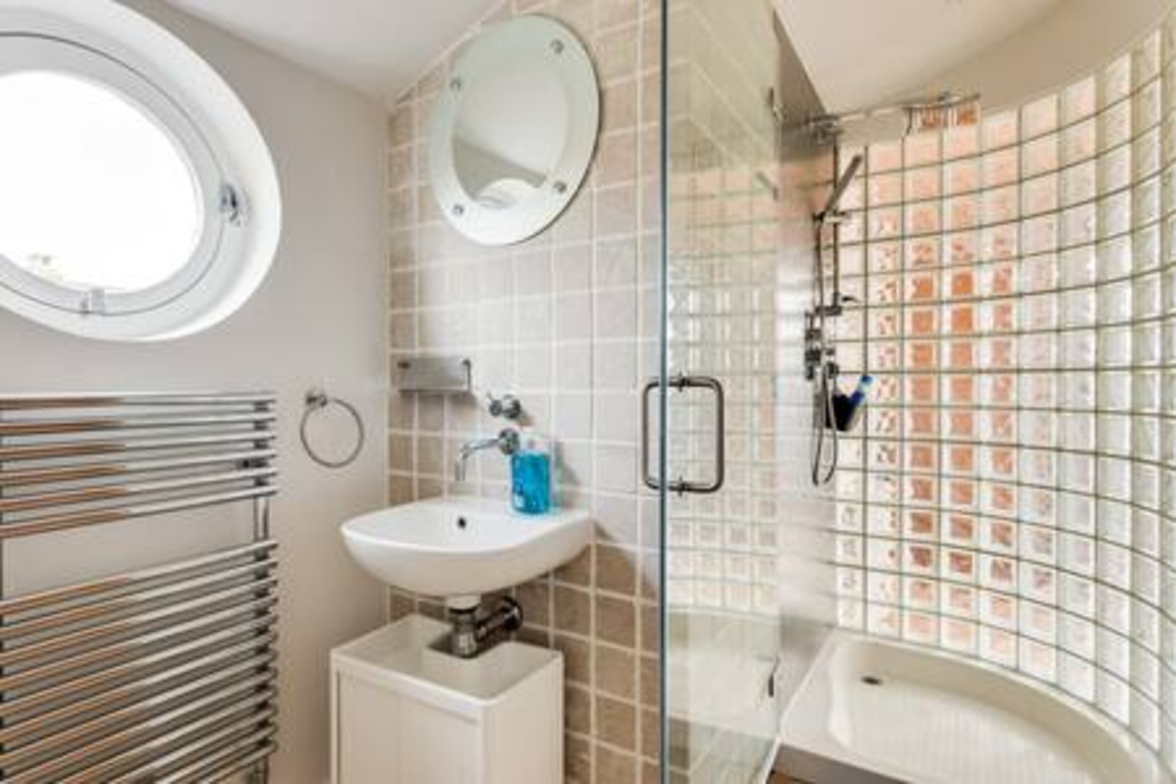 Summertown 4-BR Family Home – Bright & Spacious