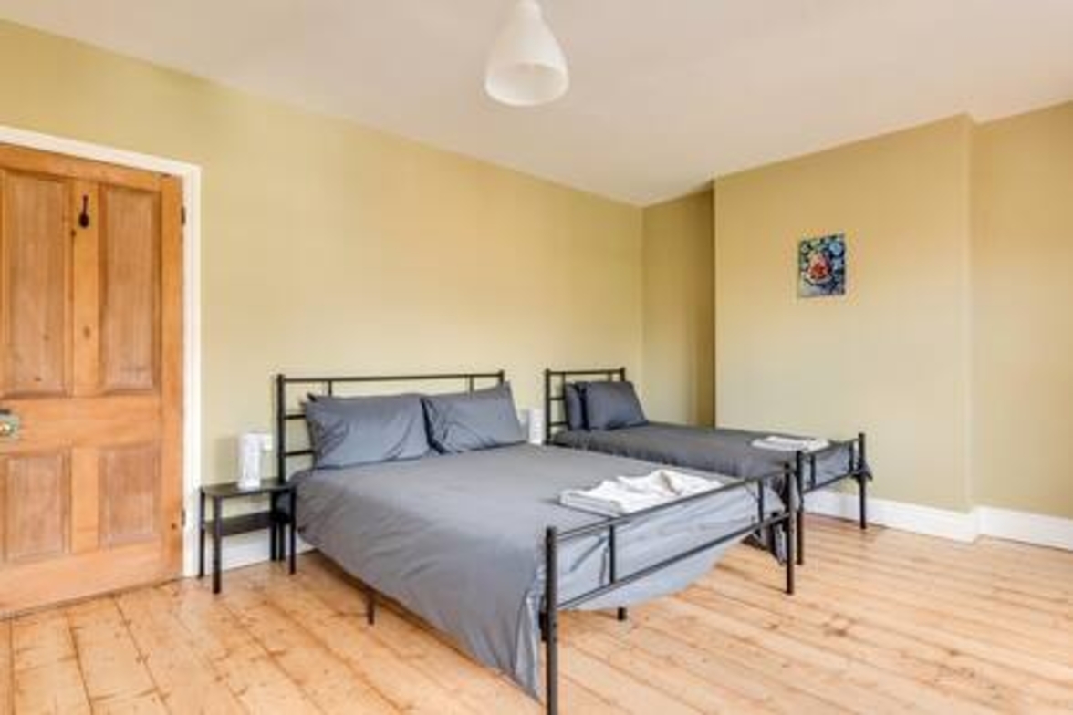 Summertown 4-BR Family Home – Bright & Spacious