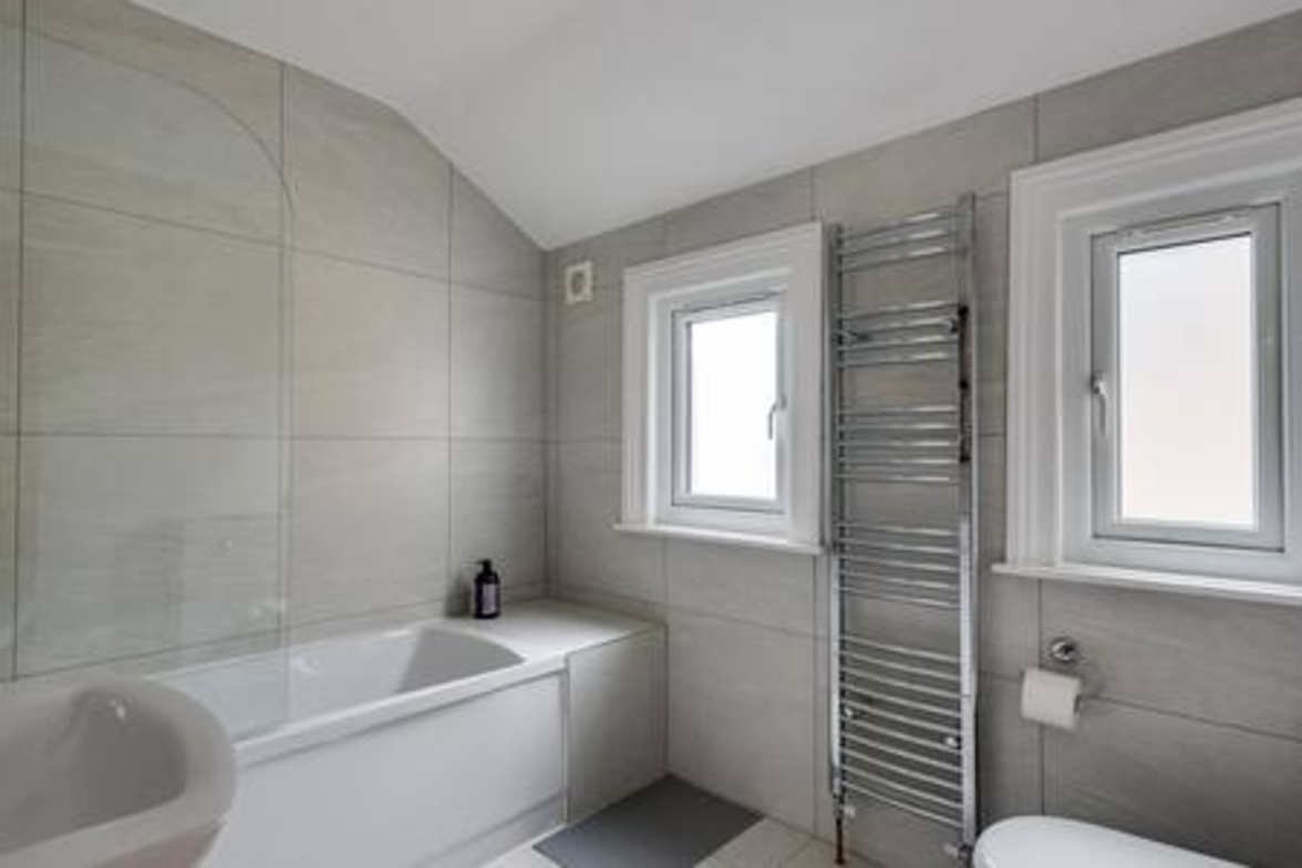 Summertown 4-BR Family Home – Bright & Spacious