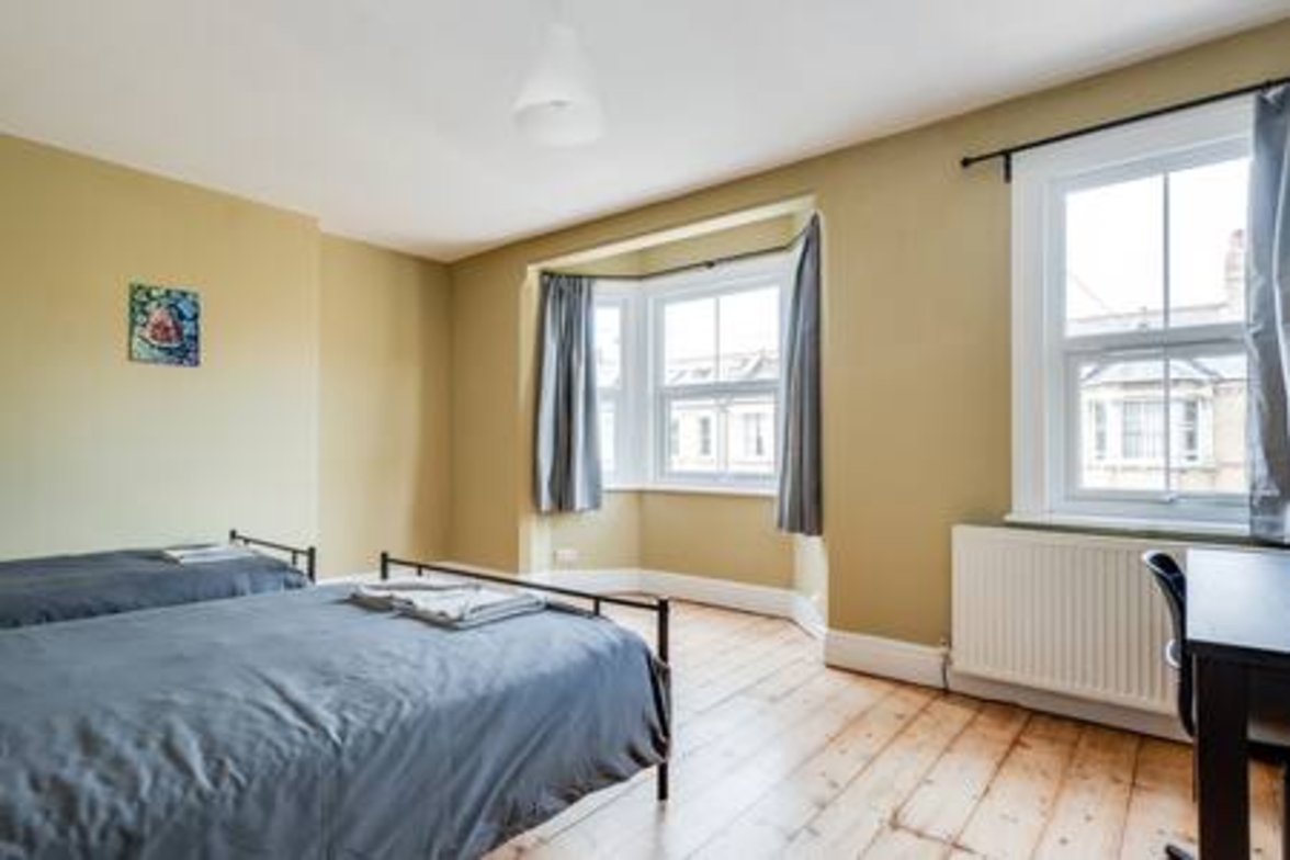 Summertown 4-BR Family Home – Bright & Spacious