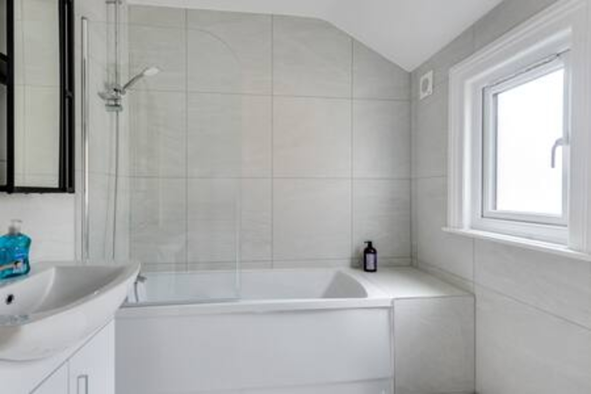 Summertown 4-BR Family Home – Bright & Spacious