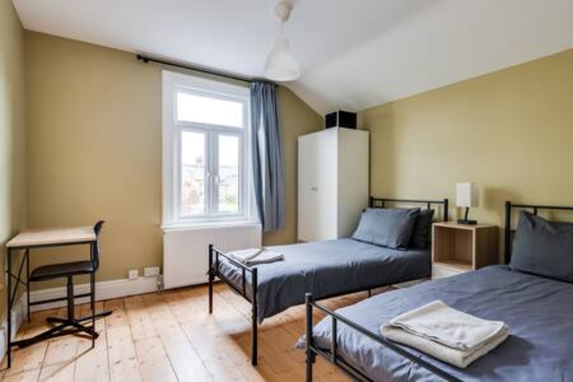 Summertown 4-BR Family Home – Bright & Spacious