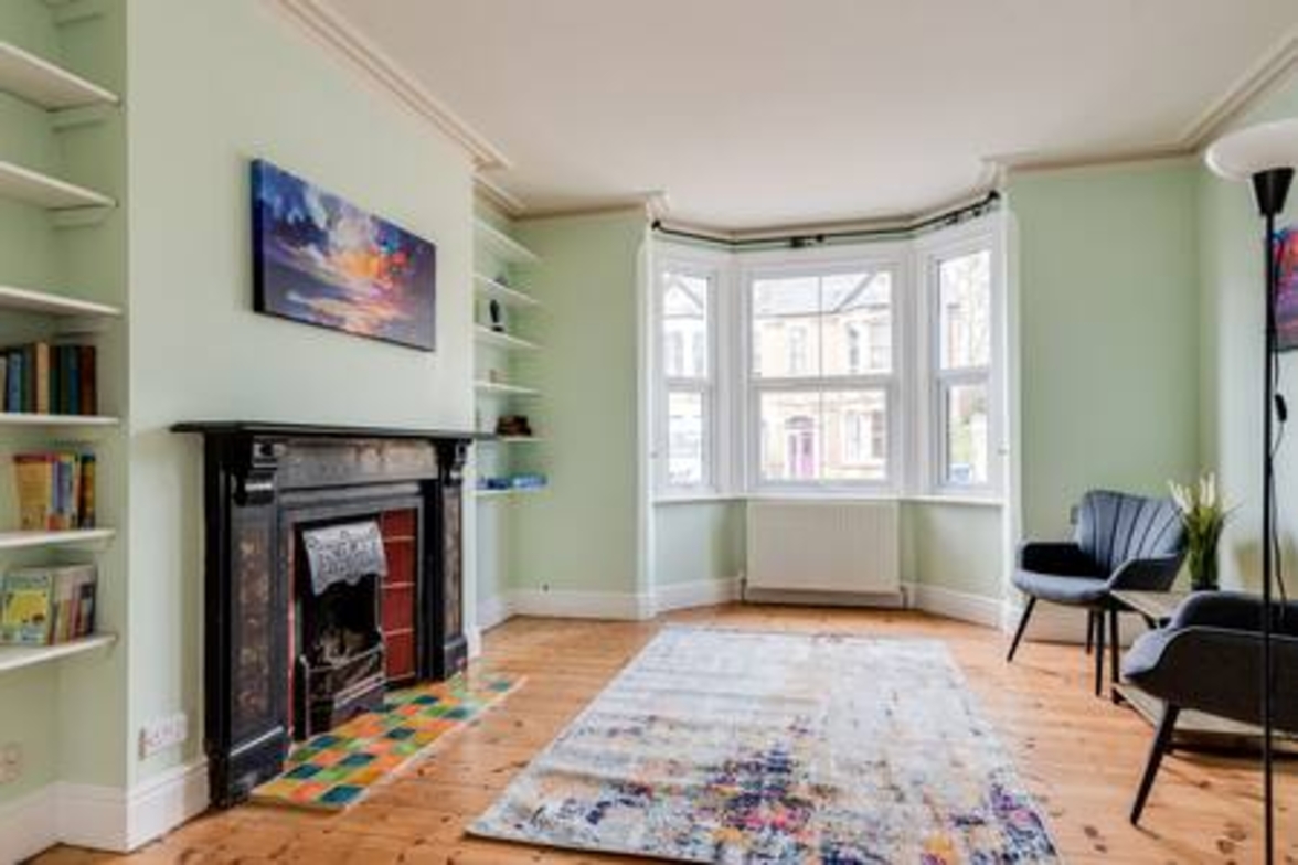 Summertown 4-BR Family Home – Bright & Spacious