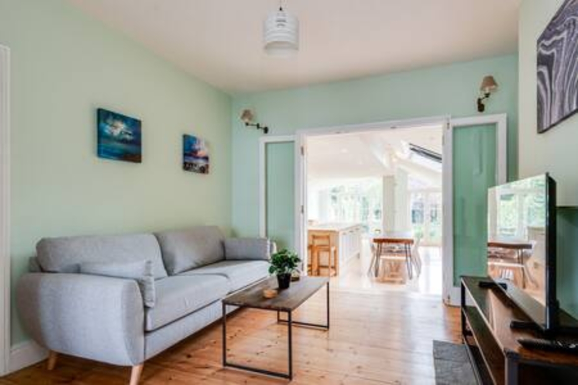 Summertown 4-BR Family Home – Bright & Spacious